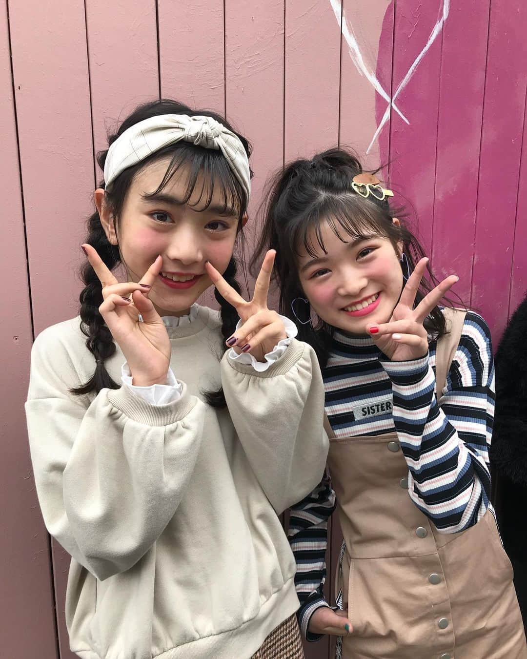 ニコ☆プチのインスタグラム：「🤍🤎🤍﻿ ﻿ ﻿ ぴぃす✌️な﻿ ちゃまさんとアキさん﻿ ﻿ ﻿ #ニコプチ　#プチモ﻿ #近藤藍月　#丸山真亜弥﻿ #原宿　#おふしょっと」