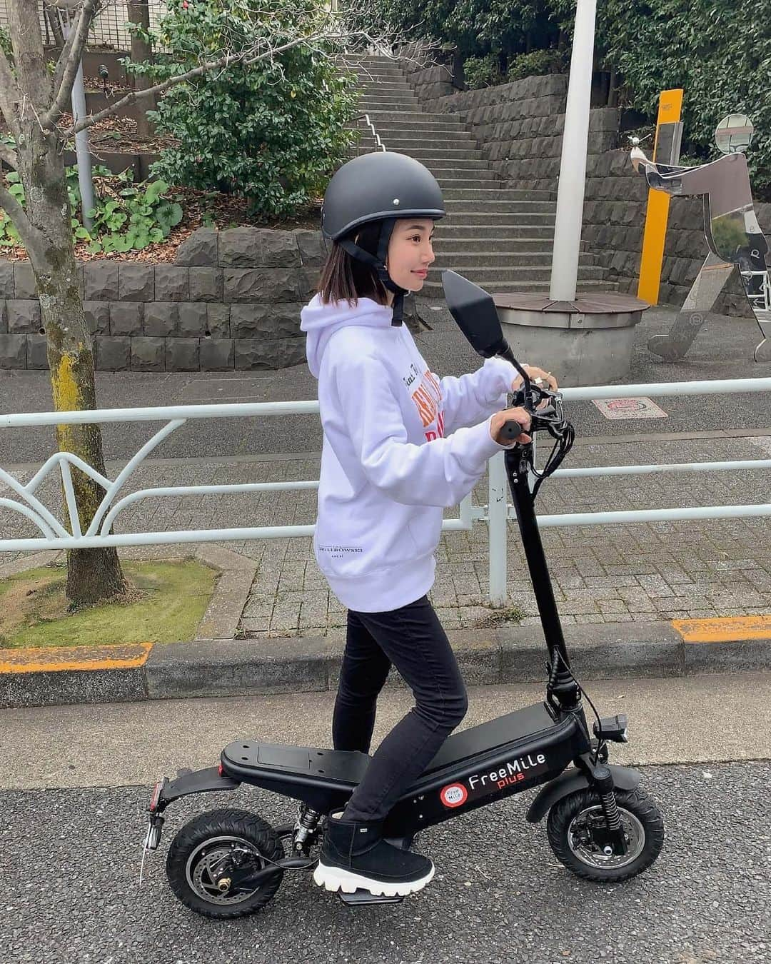 保坂玲奈さんのインスタグラム写真 - (保坂玲奈Instagram)「_____ #電動キックボード #freemile 🚲 . . ○いままで実は無かった 初の#公道走行 可能な電動キックボード🔥 . ○見た目かっこよ過ぎて最初走るの 不安だったけど走ってみると タイヤが太く安定していてすごく気持ち良い🥺🥺 . . ○感覚で言うと#バイク と#電動自転車 の中間のような新たな乗り物✨ . ☆巷に溢れる改良品とは違い、 しっかりと設計して作られている ☆コンパクトに折り畳めるので 収納も◎電車に乗せて移動も出来る。 ☆取り外し可能な #充電バッテリー なので 電動自転車のように充電が楽。 ☆1回の充電で40㎞まで走行可能。 . 等素晴らしい事だらけ✨ . 安全面的にも、 壊れ安いから余計コストが掛かってしまうことを考えたら裏道で改良品をコソコソ乗るのを辞めて こっちにした方が絶対いいよ！ . . 私もこれからの新しい移動手段として使う😆 . . 今#CAMPFIRE にて 発売をスタートしたばかりなので 詳しいことは @free_mile_ から見てみて下さいね✨ . . . #フリーマイル #キックボード #通勤 #通学」2月1日 17時57分 - __renao_0707