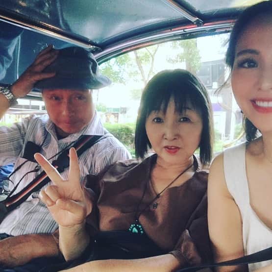 佐藤唯さんのインスタグラム写真 - (佐藤唯Instagram)「両親と初海外！タイ旅行🐘🇹🇭😊 #タイ旅行 #バンコク#初めての #家族旅行 #お父さんとお母さん #暑い #けど #楽しい #幸せ #夜市 #タラートロットファイ・ラチャダー #bangkok #familytrip #parents #happy #Train Night Market Ratchada」2月1日 17時59分 - y3u2i9