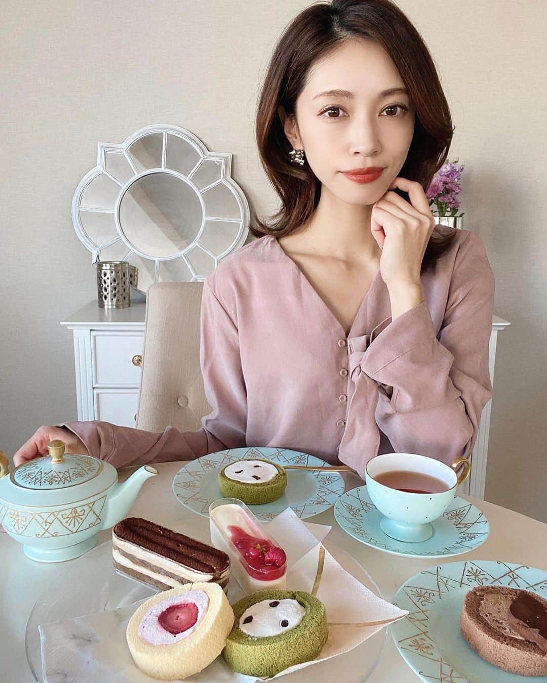 石黒美帆のインスタグラム：「*﻿ 美味しそうなスイーツがいっぱい🍰🍓﻿ ﻿ ﻿ これなんと"24/7ワークアウト"というジムから出た低糖質スイーツ。👉 @247deli ﻿ ﻿ 全商品糖質10g以下で管理栄養士さん監修なので、糖質制限してるけど甘いものを食べたい…という人にもピッタリ✨﻿ ﻿ ﻿ 糖質制限してあるスイーツって甘くないのかな〜なんて思ってたんですが、言われなきゃ分からない🤭🤭というか言われても分からない❣️それくらい普通のスイーツなんです。﻿ ﻿ ﻿ 私は特にレアチーズケーキが好きでした❤︎﻿ 息子もあっという間にロールケーキ完食🙆‍♀️﻿ 食後に食べられるだけ食べようって思っていたけど、案外満腹感があって1個で十分でした☺️﻿ ﻿ ﻿ お友達のお家に持っていっても喜ばれそうです🍰﻿ ﻿ ﻿ ﻿ #247deli#247workout#sweets#teatime#dessert#cakes#diet#workout#低糖質#低糖質スイーツ#ロカボ#ロカボスイーツ#糖質制限#糖質制限ダイエット#ダイエット#筋トレ女子#ワークアウト#ポーセラーツ#PR」