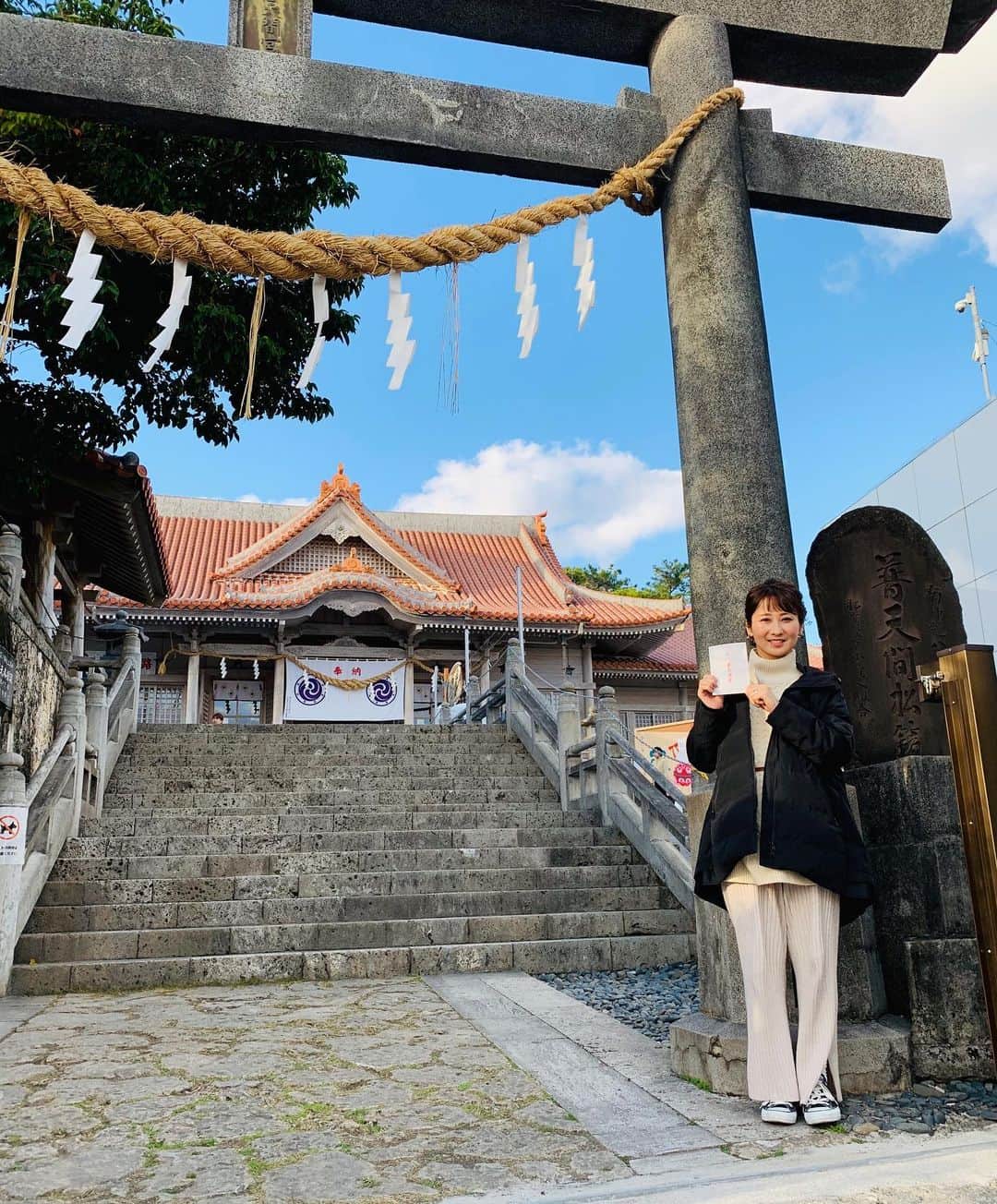 糸数美樹のインスタグラム：「今日のAランチでもふれましたが 改めましてご報告です。  この度、第一子を授かりました🙇‍♀️✨ 右も左もわかりませんが 自分なりのペースで たまには周りに甘えつつ 旦那と一緒によんなーいきたいと思います。  これからも宜しくお願い致します🌿  #戌の日 #普天間宮 #妊婦帯と共に安産祈願してきました #食べづわりでぽちゃぽちゃしておりますが体調管理気をつけます #みきとにー」