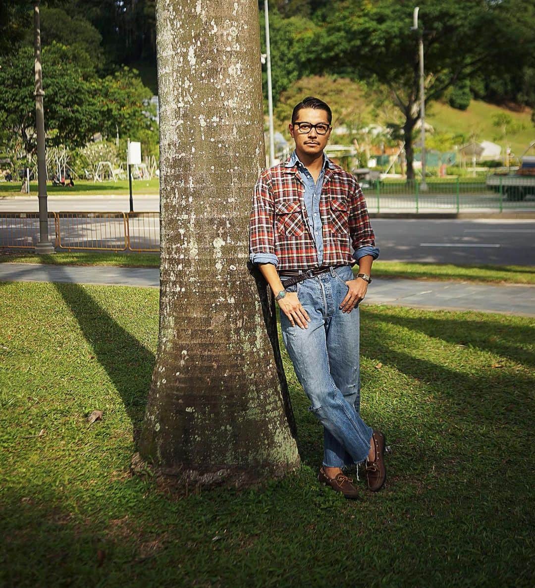 高田朋佳のインスタグラム：「“denim&madras...” photography @kens_cc ———————————————————————— #madraschecks #denimstyle #newcolonialstyle #jetset #singapore #luxuryresort #colonyclothing #singaporelife #singaporestyle  #lifestyle #fashion #mensfashion」