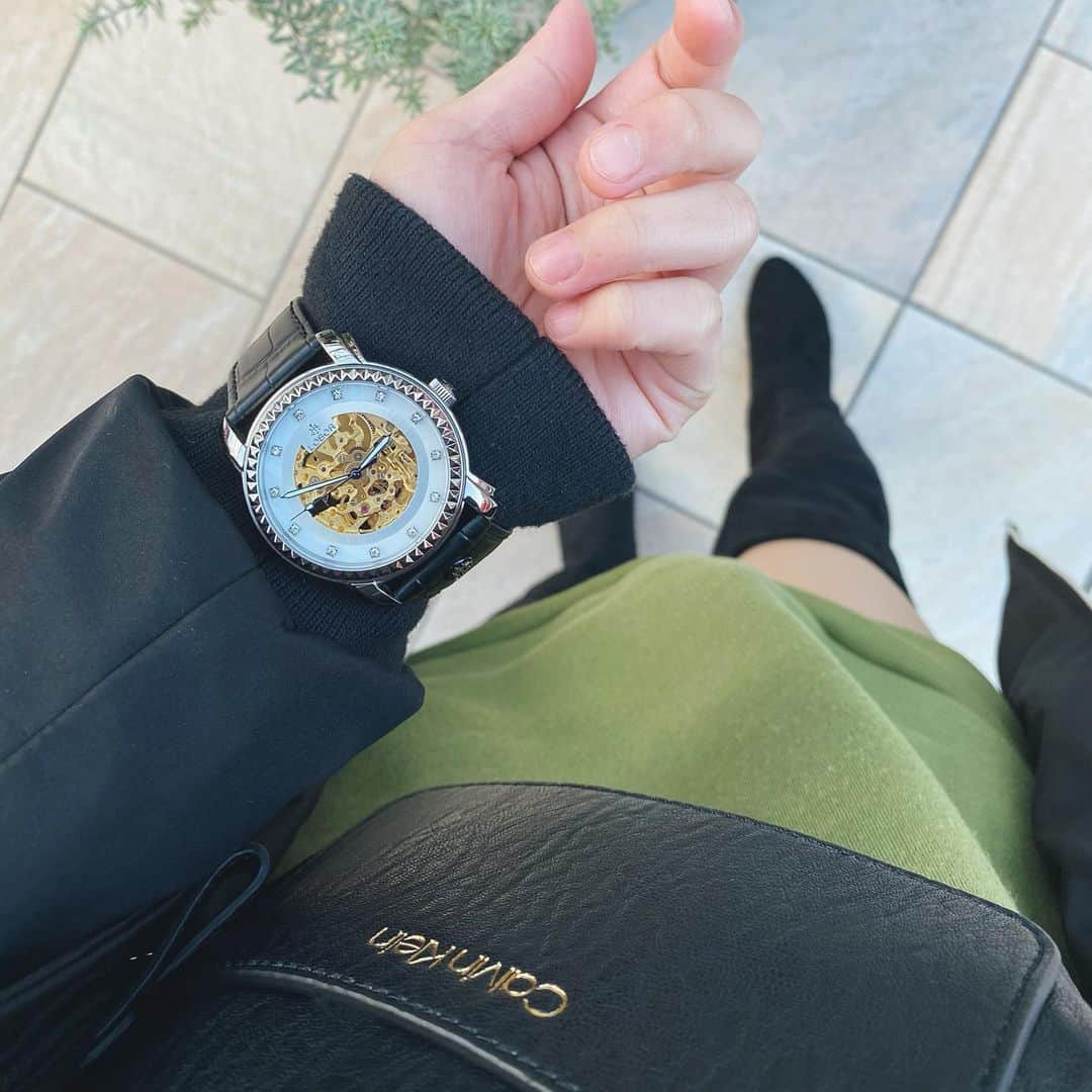 のインスタグラム：「. . 新入りさん⌚️✨ @loborjapan . . デザインがカッコ良すぎる…🤦‍♀️ カジュアルスタイルの時に最近付けてるんだけど、カッコいいって会う人褒めてくれる☺️ . . 購入の際に下記のクーポンコードを入力すると10%になるよ！👏 【fukuyama_0125】 . . #lobor #ロバー #腕時計 #時計 #手元倶楽部」