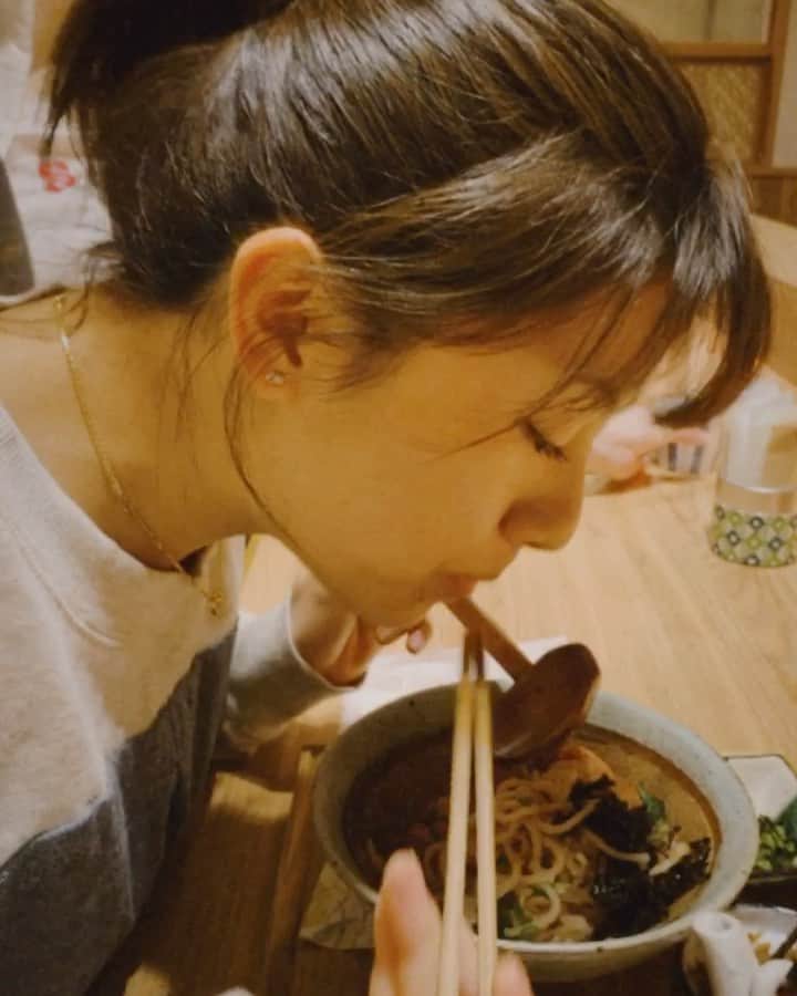 のインスタグラム：「食べることが大好きなお友達が 見つけてくれて 行ってまいりました 「東京たらこスパゲッティ」  私は炙りたらこのお出汁スパゲッティを 食べました😇  まずはたらこスパゲッティをそのまま食べて、その後出汁をかけて和風スープスパゲッティとして食べる。  麺がまず普通のパスタ麺とは違って すごくもちもち！かみごたえがある！ たらこもすごくよく絡まっていて、さすがたらこスパ専門店、すんごく美味しかった。  その後出汁をかける 出汁をかけるとたらこ感は減ってしまうけれど 付け合わせでつけてるチリメンジャコを入れて、スープスパゲッティとして楽しむ！  最後は出汁をきちんと最後までいただいて終わり。沈んでしまったたらこさんとまた会えるし、すごく温まる。  私の感想としては たらこスパとして楽しみたいのなら 出汁をかけずに食べるべし！ たらこバターとは少し違ってもっとさっぱりしているけど、和風スパゲッティーとして楽しめる。 出汁をかけてしまうとスパゲッティとは少し離れてしまうかな、、 でも最後にしめとして飲む出汁は とってもとってもおいしい。  2/5まではオープン価格の500円！ ららは500円で楽しませてもらいました〜。でもオープン価格ではなくても1000円以内では食べれる！この味で1000円はだいぶコスパが良い気がする！  ただオープンしたばかりで かつ500円という値段だから ながーい行列ができてましたっ。  いくならば早めの時間か、昼食の少し落ち着いた時間にいくのがオススメかも☺️ とっても美味しかった〜 またいく。次はたらこバターの方を楽しみたい！ #食 #たらこすぱ  #東京たらこスパゲッティ #スパゲッティ #渋谷 #渋谷グルメ #セントフォース  #セントフォーススプラウト」