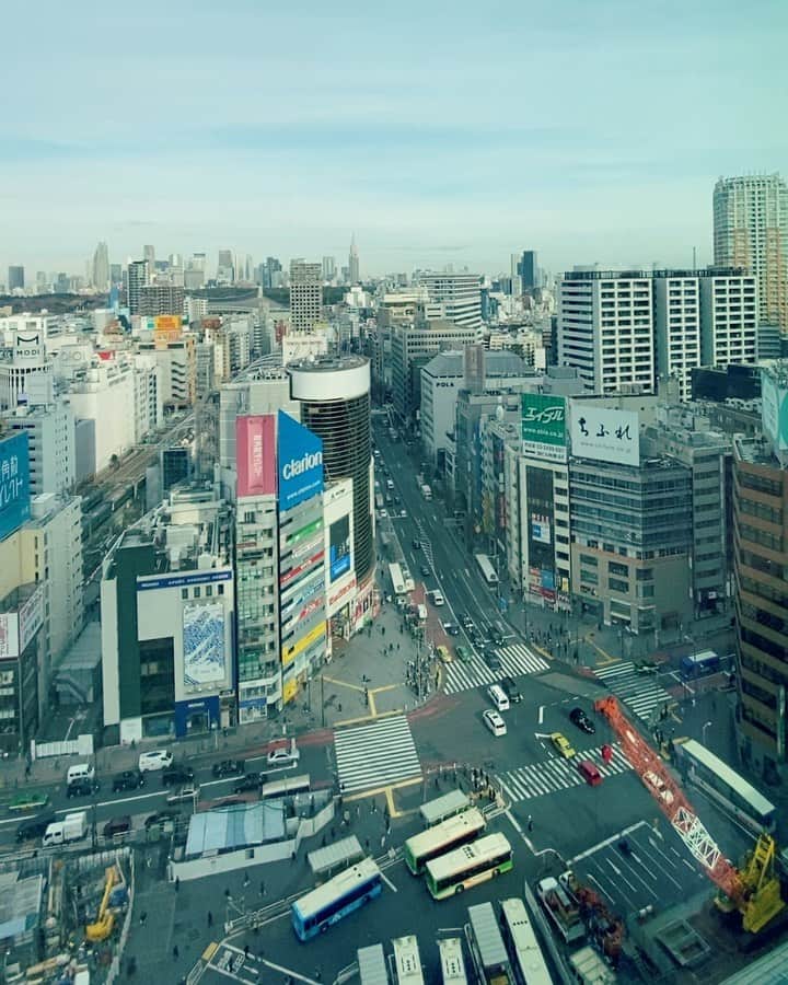 MEGのインスタグラム：「渋谷がまた新しくなっていた。スクランブルスクエアたのしい。ぐるぐるみてたら、結局駅から出れないまま、タイムアップ。渋谷パルコは行きそびれた。」