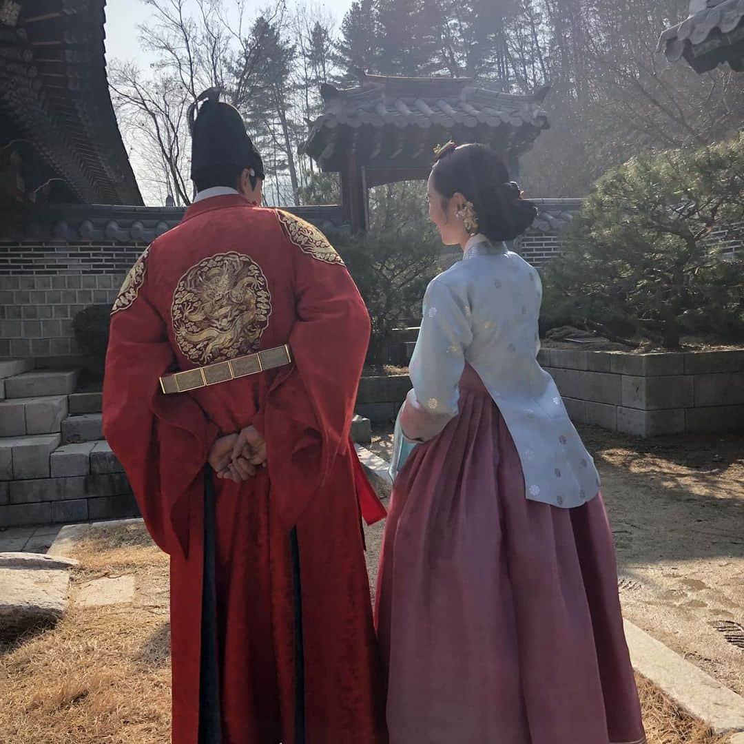 のインスタグラム：「오늘도 경과 은보와 함께! Photo by:황내관 #간택 #이경 #은보 #본방사수📺」