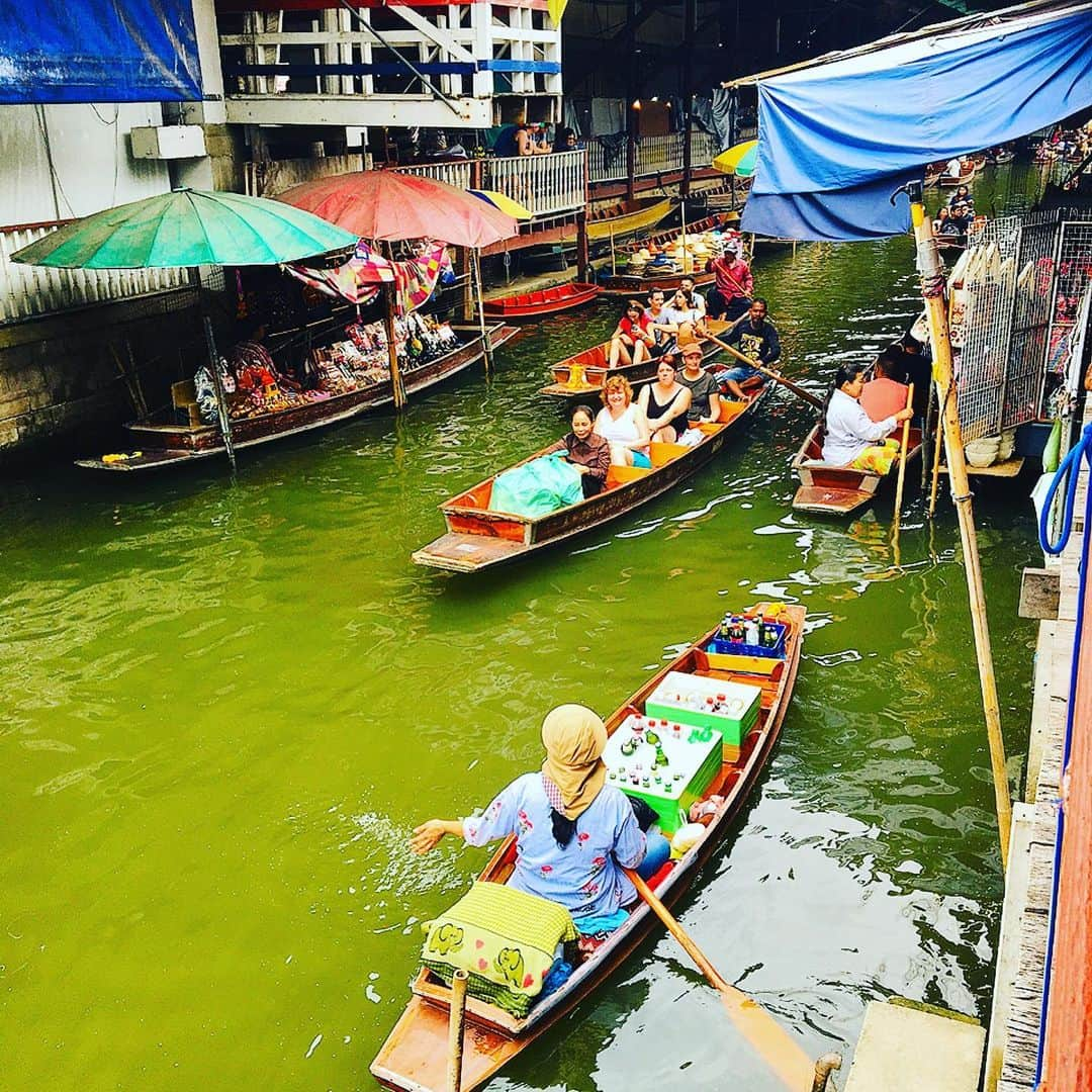 佐藤唯さんのインスタグラム写真 - (佐藤唯Instagram)「#タイ旅行 #バンコク#タイ大好き #家族旅行 #両親と初海外#水上マーケット #🇹🇭❤️ #お父さん #お腹壊す #😨😂#thailand #bangkok #rivermarket」2月1日 18時19分 - y3u2i9