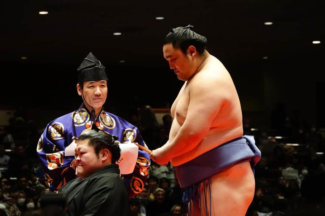 日本相撲協会さんのインスタグラム写真 - (日本相撲協会Instagram)「2月1日、豪風引退押尾川襲名披露大相撲が行われました。 長年共に過ごした髷とも本日でお別れです。  @sumokyokai #大相撲 #sumo #相撲 #tokyo #東京 #力士 #お相撲さん #新しい人生の始まり #japanphoto #sumowrestlers #japanculture」2月1日 18時29分 - sumokyokai