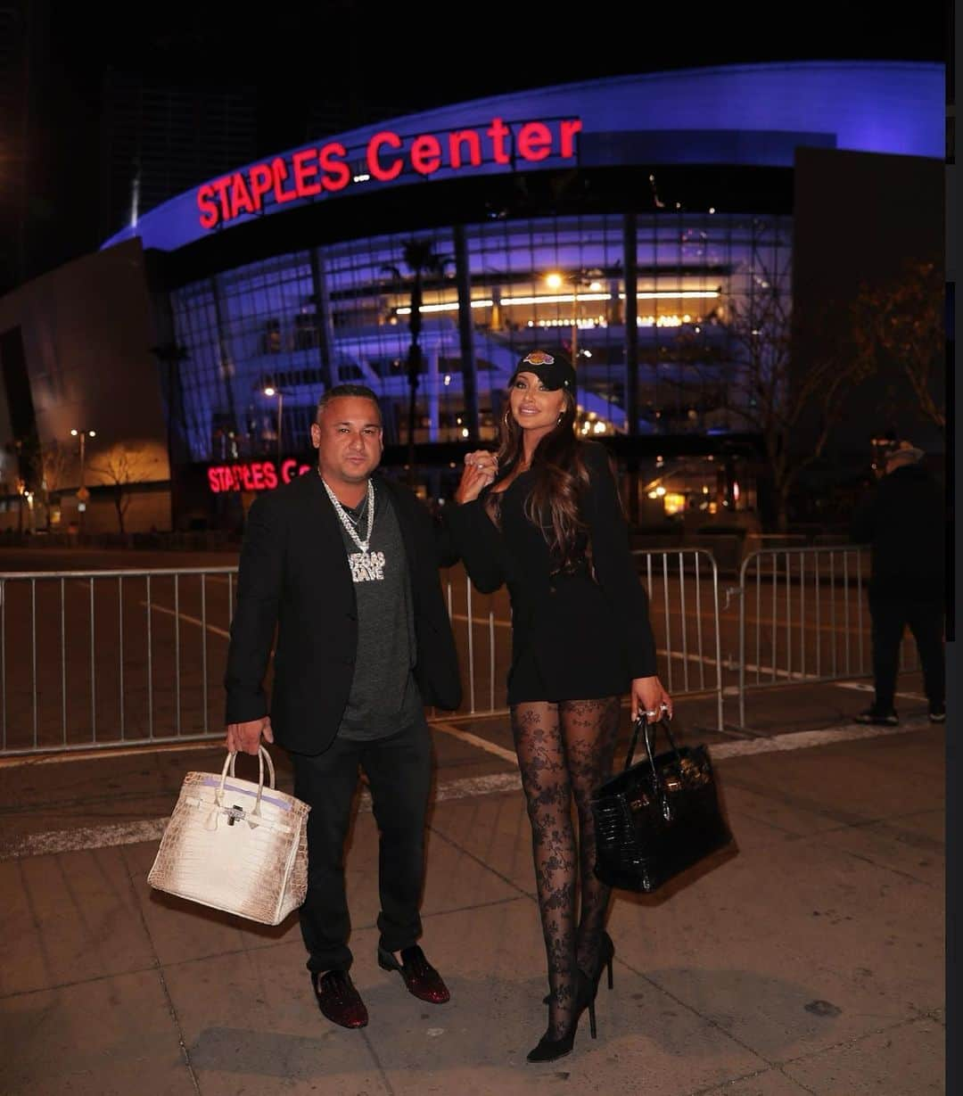 ホーリー・ソンダーズさんのインスタグラム写真 - (ホーリー・ソンダーズInstagram)「Grateful to share in celebrating Kobe’s life and legacy tonight. He built the Staples Center and means everything to this city we love so much. #neverforgotten」2月1日 18時22分 - holly.sonders