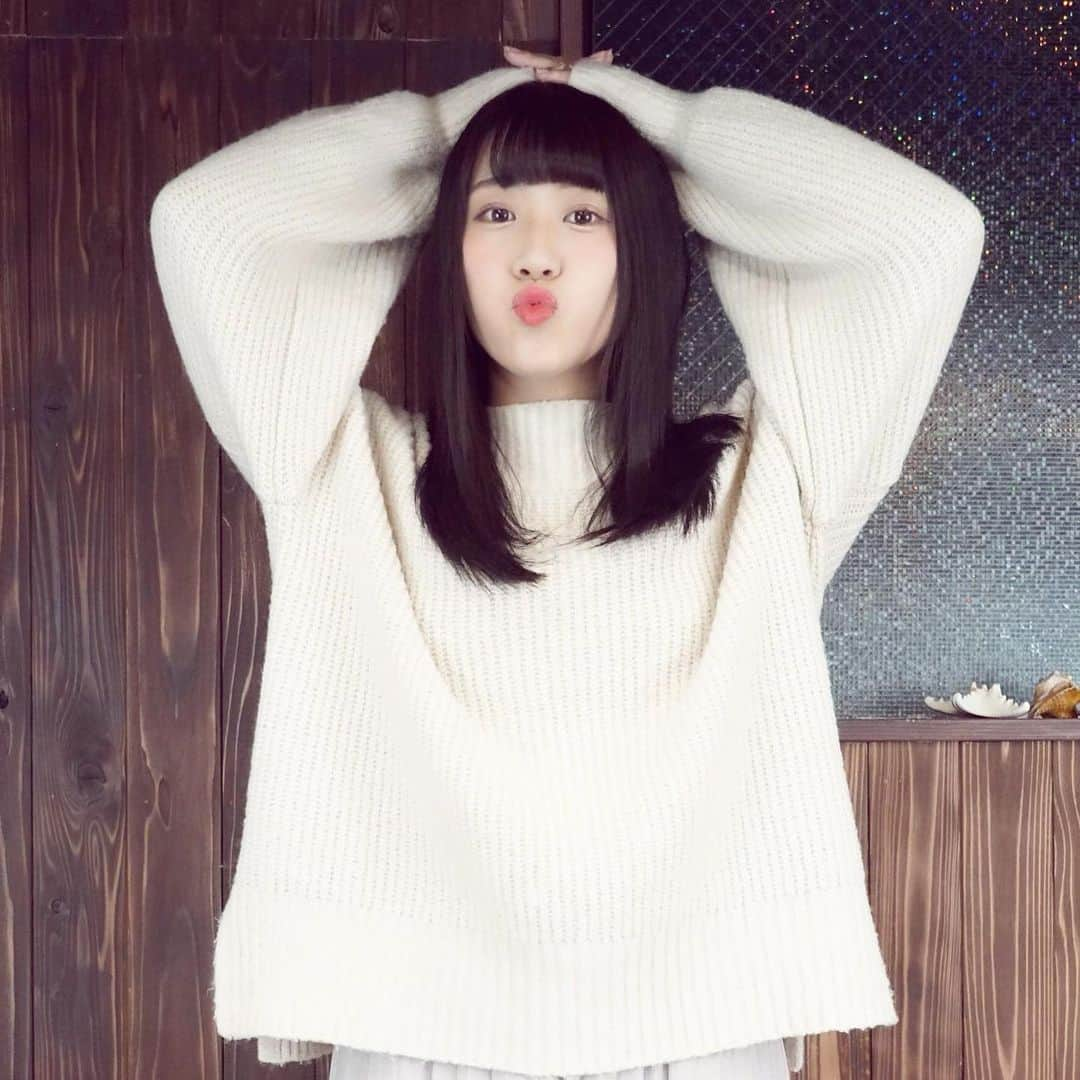 楠木まゆさんのインスタグラム写真 - (楠木まゆInstagram)「髪切りました💇‍♀️ 15㎝💇‍♀️ インスタ更新したいんだけど、自分で3投稿セット投稿（語彙力）してるからなかなか敷居が勝手に高くなっててなかなか更新できず、、、、笑  3投稿ずつテーマ分けして投稿してるのでぜひプロフィール飛んで見てみてね💭（と言いつつこの投稿髪切った投稿1個目なのでズレてるけど）（語彙力）  ジャンプーとリンスがとにかく楽になったし髪ツルツルでうれぴやぁ。  次の投稿でビフォアフするね❣️ #髪切りました #haircut #15cm #イメチェン #2枚目みるとかなり長かったのがわかる #髪質改善 #髪の毛生き返った #ロングヘア #longhair #beforeafter #ビフォーアフター #💇‍♀️ #✂」2月1日 18時36分 - kusunoki__mayu