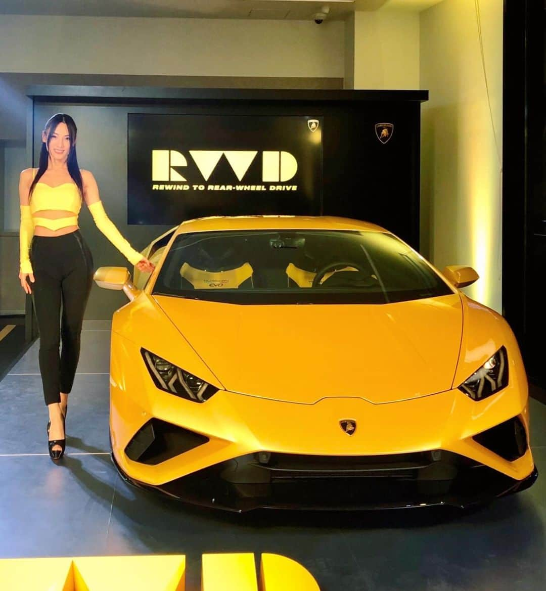 HILOCO aka neroDollのインスタグラム：「Lamborghini #HuracanEVORWD Osaka/Kobe Premiere💛💛🖤. . 先週末はウラカンEVOの後輪駆動モデル『ウラカンEVO RWD』の大阪・神戸お披露目パーティーでDJでした⚡️⚡️🎵. 大阪は昨年オープンしたばかりの国内最大のショールーム&サービスセンター、神戸は旧居留地内にあるお洒落なブディック型ショールームにて開催👠✨. . 両日とも大人からお子様まで皆さん目をキラキラさせながら楽しまれていて、パーティーは終始良い雰囲気。 楽しそうな人を見ているとこちらまで嬉しくなりますが、そんな顔を沢山見られるのもDJが好きな理由の一つだなぁ💭✨✨と改めて感じることが出来た2日間でした☺️😁. . 最後にRWDのコンセプト原点回帰に沿って作ったというエンジン音を収録したアナログ盤をいただきました。粋な遊び心‼️😍. 帰って自宅でランボクッキー食べながらエンジン音を鑑賞。 余韻まで楽しい……✨✨ . ご来場の皆さま、ランボルギーニ関係者の皆さま、二日間ありがとうございました🙏💛💛🖤. . . . #Lamborghini #lambohuracan #huracanevo #lamborghinihuracan #housemusicdj #technodj #techhousedj #femaledj #womendj #housemusiclovers #techhouselovers #housemusiclover #housemusicfamily #housemusicdjs #deephousedj #deephouseparty #housemusic4life #supercarlife #carloversdream #lamborghinistyle #sportscars #carphotooftheday #sportscarsofinstagram #supercarsofinstagram #ランボルギーニウラカン #スポーツカー #スポーツカー女子 #🏎💨」