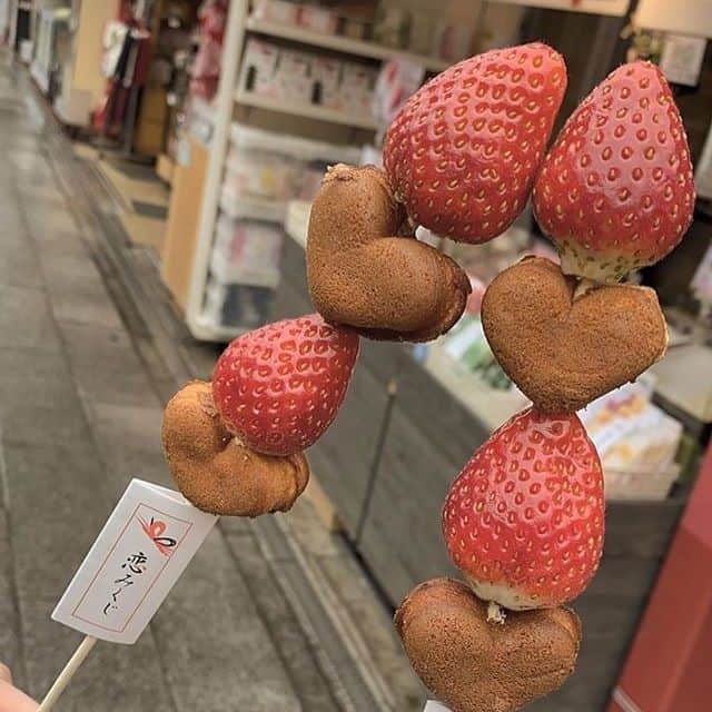 のインスタグラム：「.⠀ 【#uwasa_東京】⠀ 浅草寺に向かう途中にある「菊水堂」が販売している『いちごカステラ串 恋みくじ付き』をご紹介😍🌟⠀ いちごとハート型のカステラが刺さった「いちごカステラ串 恋みくじ付き」は、フレッシュいちごとひと口サイズのカステラが交互になっていて、食べ歩きにぴったりのスイーツです🍓🎶⠀ 串に刺さっていた恋みくじには、縁談・結婚・待ち合わせなど、恋愛運について書かれているんだとか💕✨⠀ ＊⠀ ↓素敵なアカウントはこちら⠀ [photo by:@_miku_8132]⠀ ＊⠀ <<✏️=========================>>⠀ グルメに関する素敵なお写真を⠀ 厳選してご紹介しています📷🌈⠀ 【 @uwasa_gourmet 】 or 【 #uwasa 】⠀ をタグ付けであなたの投稿が⠀ Instagramや記事で紹介されちゃうかも👀🎉⠀ 皆さんの素敵なご投稿お待ちしています🌸⠀ <<=========================🔎>>⠀ ＊⠀ #東京 #東京グルメ #東京スイーツ #浅草 #浅草カフェ #浅草寺 #スイーツ #sweets #カフェ #菊水堂 #いちご #苺 #ストロベリー #strawberry #カステラ #恋みくじ #恋愛 #おみくじ #可愛い #食べ歩き #散歩 #かわいい #おやつ #おやつタイム #美味しい #yummy #浅草グルメ #グルメ」