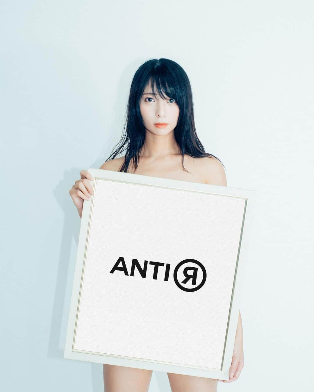 永田レイナさんのインスタグラム写真 - (永田レイナInstagram)「【ANTI-R】はじめました。  昨年のこの日に「月刊ナガタレイナ」というプロジェクトを立ち上げ、11月には初の写真展を開催し、たくさんの方に足を運んでいただきました。 大変有難いことにたった1年で「月刊ナガタレイナ」という名前を想像以上に多くの方に知っていただいたのですが、チームとしてさらにスケールアップしていくため改名致しました。 . . 《ANTI-R》 . “Reina”の頭文字の“R”でもありつつ、 他にも様々な意味の“R”を込めました。 どんなものに“Antithese”を唱えていくのか、今後の作品を通して表現していければと思います。 . . . 「誰かの救いでありたい」 という気持ちをもって臨む“ラジオ”と、 「何かを壊したい」 という気持ちで始めた“ANTI-R”。 動機も自己表現の方法も違いますが、 どちらも私そのものであり、大切な居場所です。 真摯に向き合い、精進して参りますので 引き続きよろしくお願い致します。 . . . #ANTIR #アンチアール #antir017」2月1日 19時02分 - reina_nagata