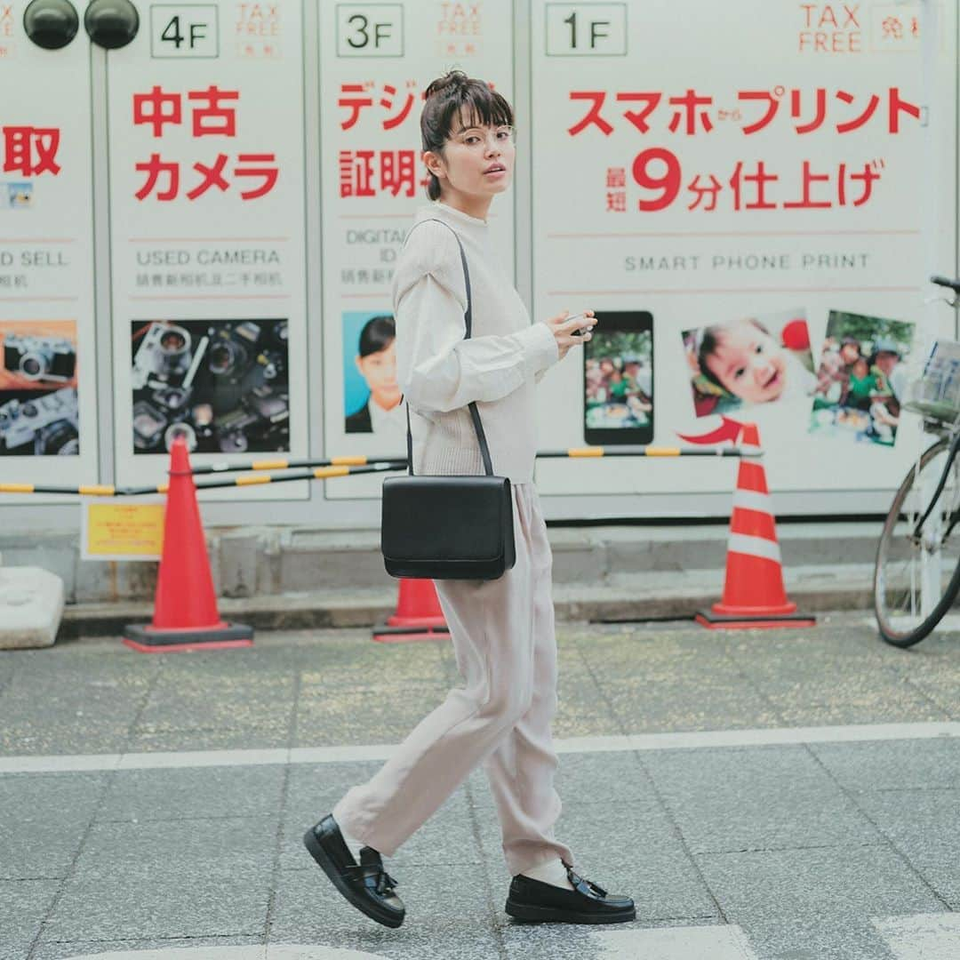 minaさんのインスタグラム写真 - (minaInstagram)「「春の週末おでかけ服は、ときどききれいめ」企画から、コーディネートを紹介します！﻿ ﻿ Item---------------﻿ ﻿ ニットベスト（３月上旬発売予定） 15,000円＋税／ECOALF(SANYO SHOKAI カスタマーサポート) @ecoalf﻿ ﻿ テーパードパンツ（3月上旬発売予定） 19,000円＋税／ECOALF(SANYO SHOKAI カスタマーサポート) @ecoalf﻿ ﻿ シャツ 15,800円＋税／MASTER&Co.（マッハ55リミテッド）﻿ ﻿ ショルダーバッグ 48,000円＋税／LE_BAS（マッハ55リミテッド）﻿ ﻿ めがね 33,000円＋税／EYEVAN(EYEVAN PR) @eyevan_official﻿ ﻿ ソックス 600円＋税／靴下屋（タビオ） @tabio.jp ﻿ ﻿ ローファー 26,000円＋税／FRED PERRY（フレッドペリーショップ東京） @fredperryjp ﻿ -------------------﻿ ﻿ 発売中のmina3月号をぜひチェックしてくださいね❤️﻿ ﻿ #mina #minamagazine #ミーナ #週末女子 #野崎萌香 #春ファッション #春コーデ #春 #春服 #春コーデ #おしゃれ #おしゃれさんと繋がりたい #おしゃれ女子 #おしゃれ好き #ニットベスト #シャツコーデ #シャツ #サステイナブル #ローファー #革靴女子 #革靴 #メガネ女子 #メガネ #めがね #めがね女子 #メガネコーデ #めがねコーデ」2月1日 19時05分 - mina.magazine