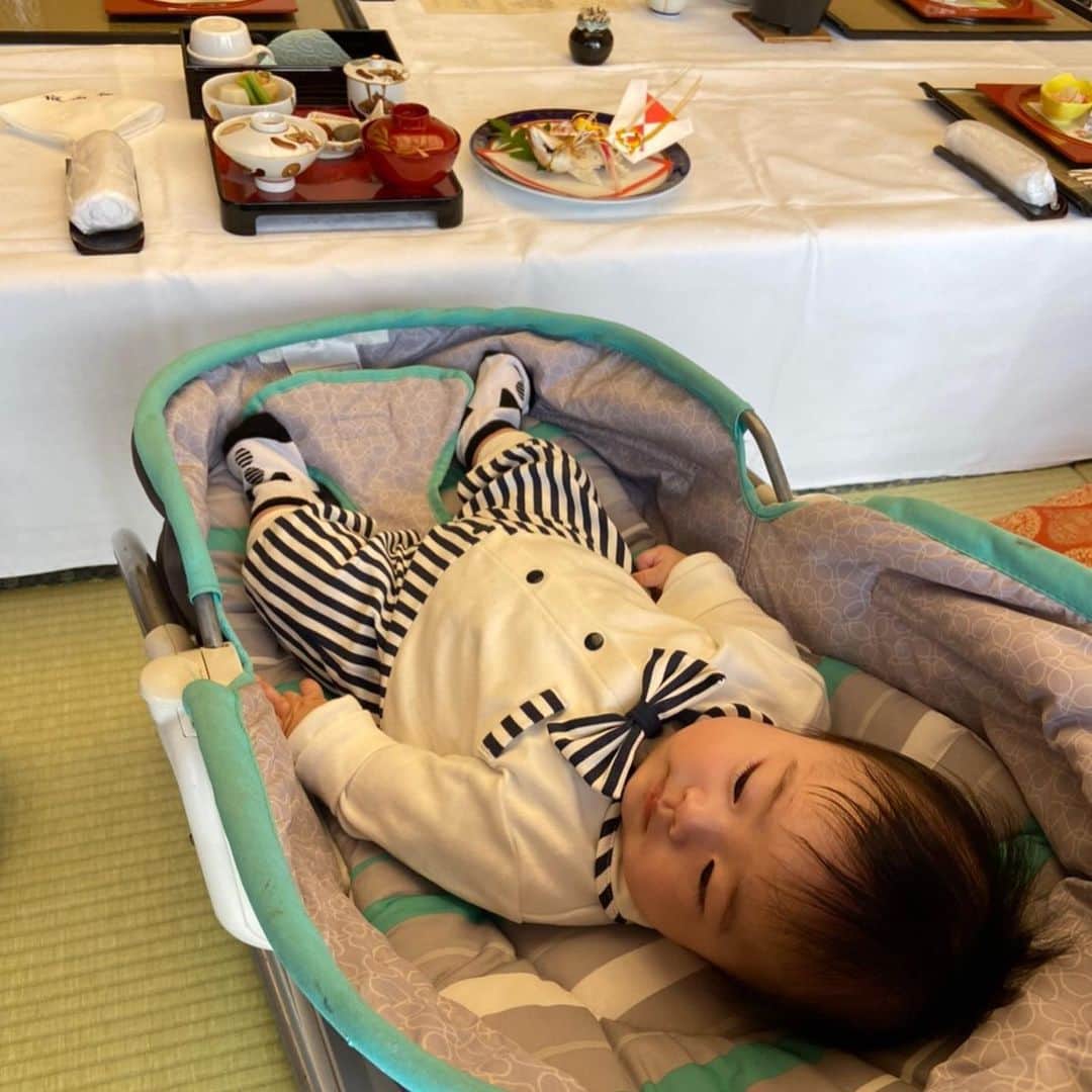 中川実咲さんのインスタグラム写真 - (中川実咲Instagram)「. お食い初め。  ひと通り終わるまで ずーーっとごきげん。 大人のお食事の時間になると すーっと眠ってくれて ゆっくり味わえました。  やはり優しい息子。笑  城西館さんのご好意で、 畳の素敵なお部屋で。 本当によかったです！  #お食い初め#3ヶ月#城西館」2月1日 19時06分 - and_yamamoto