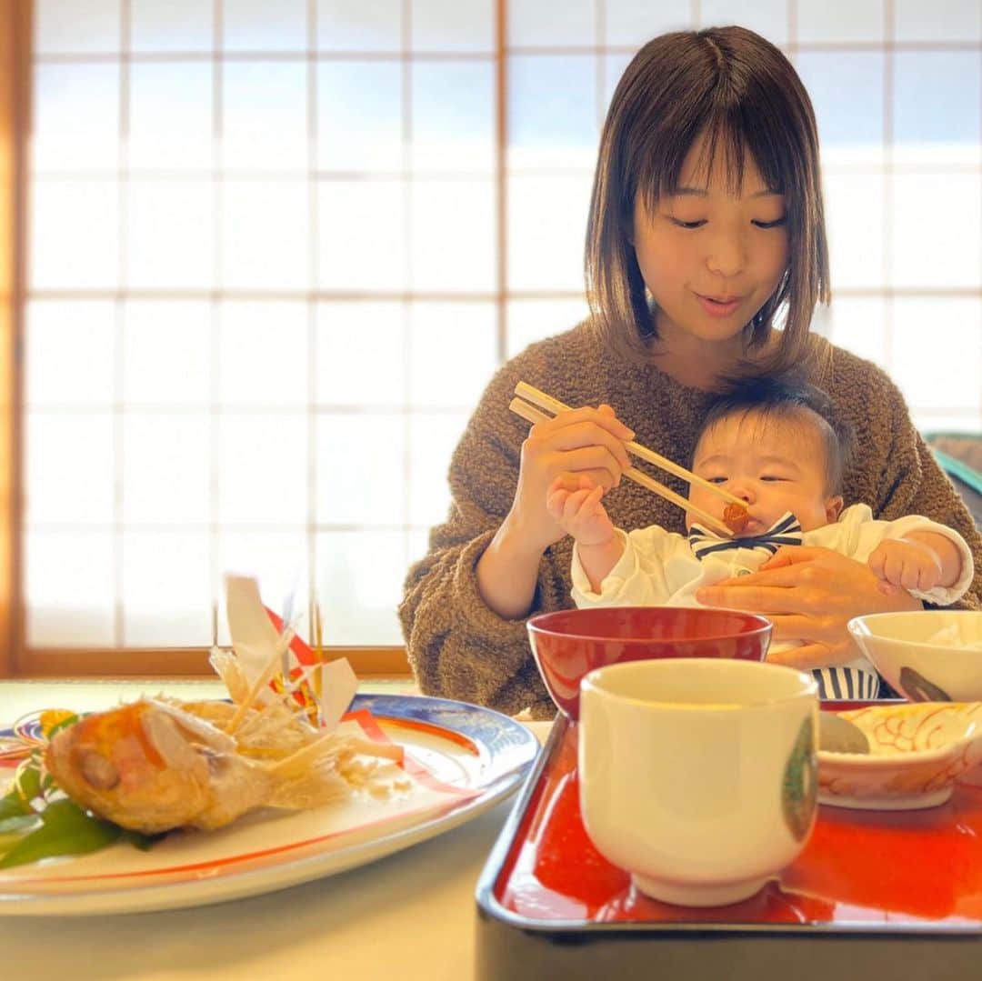 中川実咲のインスタグラム：「. お食い初め。  ひと通り終わるまで ずーーっとごきげん。 大人のお食事の時間になると すーっと眠ってくれて ゆっくり味わえました。  やはり優しい息子。笑  城西館さんのご好意で、 畳の素敵なお部屋で。 本当によかったです！  #お食い初め#3ヶ月#城西館」