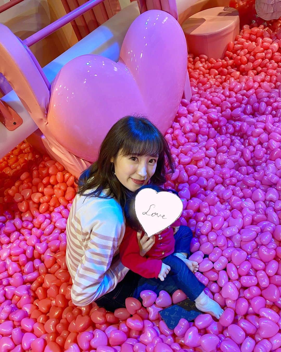 小林真由のインスタグラム：「⋆ ﻿ ⋆﻿ 先週末、puchu!に行ってきました✨﻿ openから気になっててやっと行けた♡﻿ ﻿ これは楽しい〜☺️🍒﻿ おしゃれで全部が可愛くて楽しいコンテンツが沢山❣️﻿ その日はカメラマンさんに写真を撮ってもらえる﻿ イベントもしてたので家族で記念撮影もしてもらえました🍊✨﻿ ﻿ もう少し大きくなったらもっともっと楽しめるだろうなぁ。﻿ それでもはしゃぎすぎて出た瞬間に爆睡な娘👶🏼﻿﻿ 新しい遊びスポットに出会えて嬉しい😌﻿💕 @puchukids ﻿ #puchukids #横浜 #子連れ #プチュウ #1歳 #女の子ベビー #女の子ママ #ママライフ」
