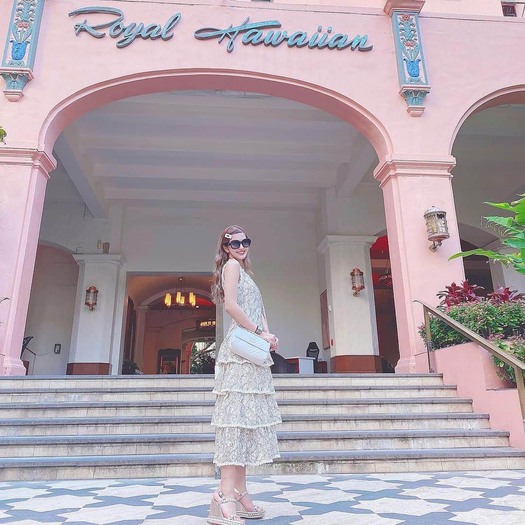 のインスタグラム：「Royal Hawaiian🏩💕💕💕 ピンク可愛いからいつもここでコーデ撮っちゃう🥺💕 ハワイの写真たくさんありすぎて💦 お付き合いください😰💖 #me #hawaii #honolulu #royalhawaiian #royalhawaiianhotel #emiriawiz #chanel #christianlouboutin #さらファッション」