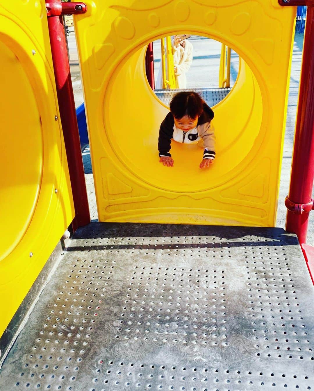 杉浦太陽さんのインスタグラム写真 - (杉浦太陽Instagram)「子どもたちの友だちも一緒に、 コアしゃんも公園へ！  遊具で楽しく遊べるようになったねぇ(^^) @sugiurataiyou_official  #子どもたち #公園で元気に #コアしゃん #遊具遊び #滑り台 #メッサ笑って #我が家の #ジャングルジムが練習になってたね #成長の証」2月1日 19時11分 - sugiurataiyou_official