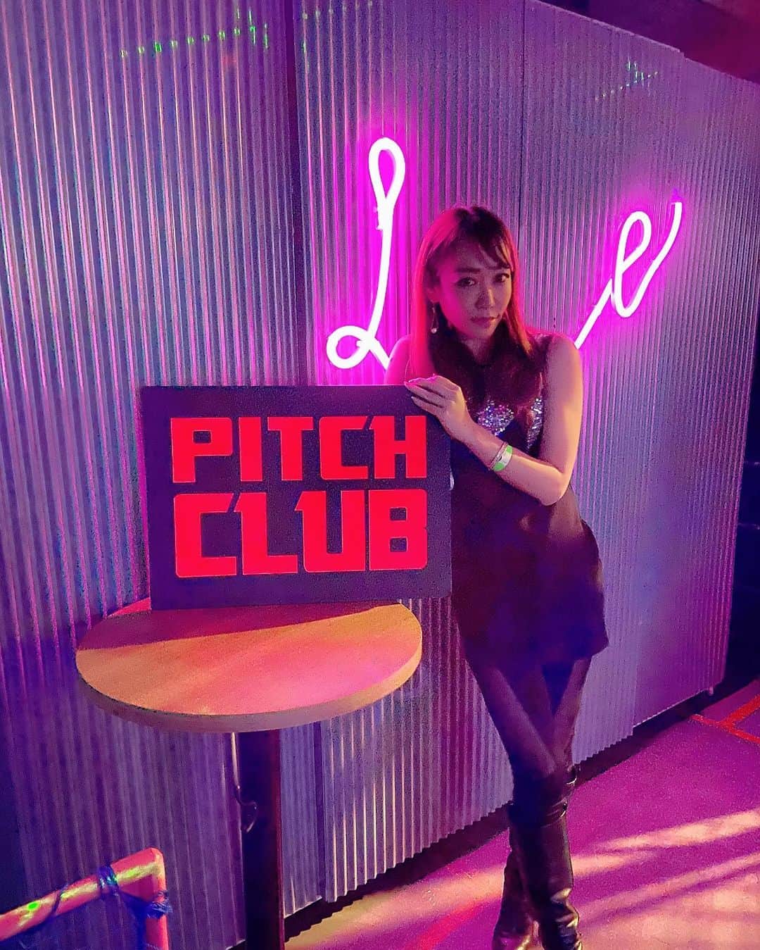 MAYUMIのインスタグラム：「@pitchclub_yokohama  @pitchfriday  横浜駅から直結のステキなclub❕ ビリヤードもあればダーツもあって、お洒落な空間でほんと楽しんじゃいました💖  DJも楽しかったー🙌🎧 呼んでいただきありがとうございます😊 ぜひ、遊びに行ってみてください♪  出演者の皆さま、関係者の皆さま、ありがとうございました😊#おつかれさまでした  #yokohama #nightbar」