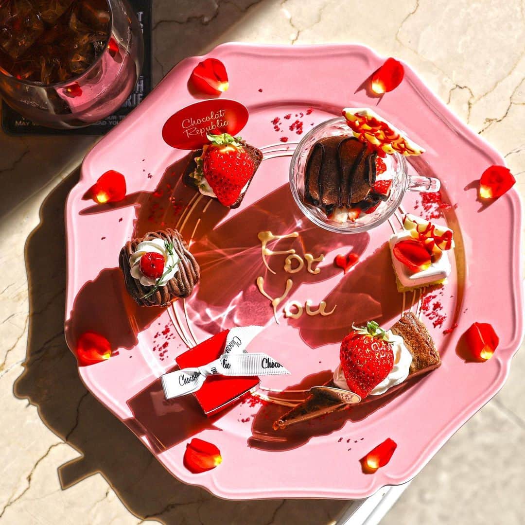 きょん。さんのインスタグラム写真 - (きょん。Instagram)「. .  ChocolatRepublic @chocolatrepublic_kobe_official  バレンタインカラーに彩られた "Pink tea party"が 今年も提供スタート🍫  熱い視線を送るだけで 溶けていきそうなほど とろりとした レアチョコケーキ、 の横にある箱の中には ハートのトリュフがin🤤  今日から29日までだそうです🍫  #ChocolatRepublic#Christmas #ショコリパ#sweets#VALENTINE」2月1日 19時18分 - kyon_tokiiro