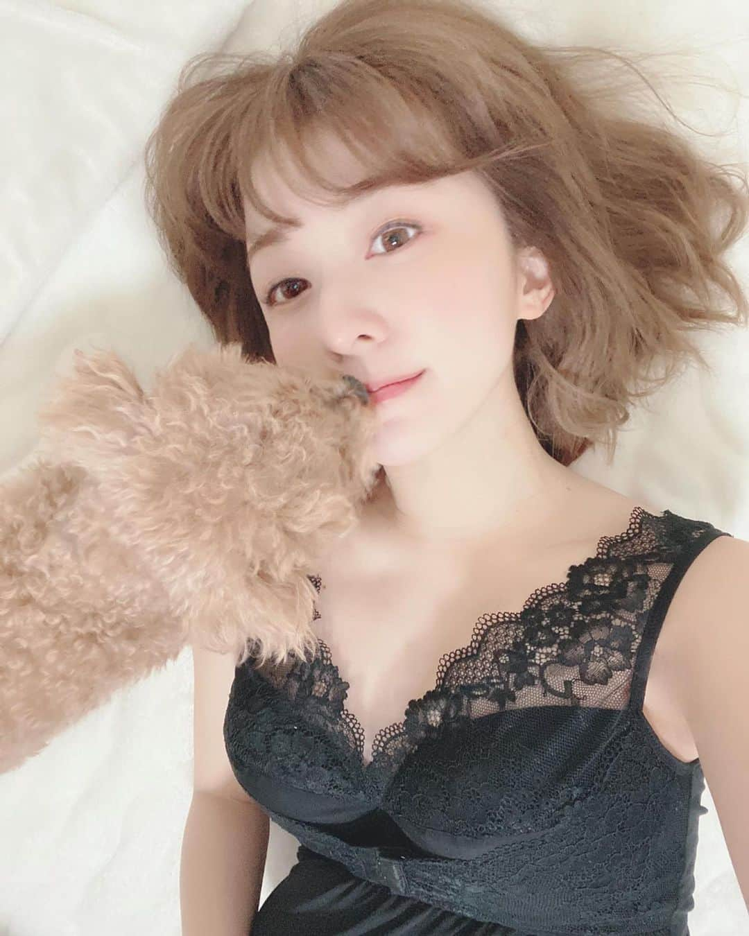 水野佐彩さんのインスタグラム写真 - (水野佐彩Instagram)「・ 出産前から愛用していた ルクルシェルのナイトブラ👙 これはキャミソールバージョン☺️💗 (この写真も出産前に撮りました🐶💕) 普通のパット付きキャミだと サポート力が足りないから 胸の形が崩れるのが心配で。。 これはナイトブラとしても 日中用のキャミとしても大活躍してます❣️ ルルクシェルはストラップ部分が太めのレースだから 見えても可愛くてそこも好き💗💕 #くつろぎ育乳キャミ　#ナイトブラ #ナイトブラキャミ　#キャミ #キャミソール #育乳　#lulukushel　#育乳ブラ　#ルルクシェル @lulukushel @lulukushel_cami」2月1日 19時19分 - saaya_mizuno