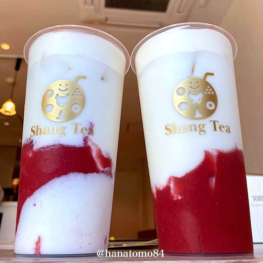 はなともさんのインスタグラム写真 - (はなともInstagram)「. . . ‪タピオカとチーズティーを楽しめる『shang tea』が 2020年1月6日(月)、東京・表参道にオープン！ . オススメは旬のイチゴとクリームチーズなどを合わせた 「イチゴチーズミルク」(680円) . 底には濃厚なイチゴソース 中央にはコクのある北海道ミルクと  程よい酸味のニュージーランドクリームチーズ トップにはカットした国産イチゴが たっぷりと盛り付けられています。 . イチゴの甘酸っぱい味わいとミルクのコク さらにクリームチーズの程よい酸味が 絶妙なハーモニーを奏でます。 . 他にもぜひ食べていただきたいのが 「クリームチーズタピオカ白玉あんみつ」 (白玉＆タピオカ増量950円) . 白玉とタピオカにあんことフルーツが合体！ . 酸味のあるクリームチーズが全体を包み まろやかな味わいを醸し出しています。 . タピ好きな方はぜひ食べてみて！ . ————————————————— . 店名 : 『 shang tea 』 住所 : 東京都渋谷区神宮前5-52-5-103 営業時間 : 11:00～21:30 ‪電話番号 : ‬03-6427-4726 ‪定休日 : 不明 席数 : 約10席 . 東京メトロ銀座線 B2番出口から徒歩数分 (青山学院大学の道路を越えた目の前) . ————————————————— . #PR #スイーツ部 #カフェスタグラム#東京カフェ #東京スイーツ #カフェ巡り #表参道カフェ #原宿カフェ #渋谷カフェ #チーズティー #あんみつ #チーズティー専門店 #イチゴジュース #イチゴスイーツ #表参道タピオカ #タピオカマニア #タピレポ #はなとも表参道」2月1日 19時24分 - hanatomo84