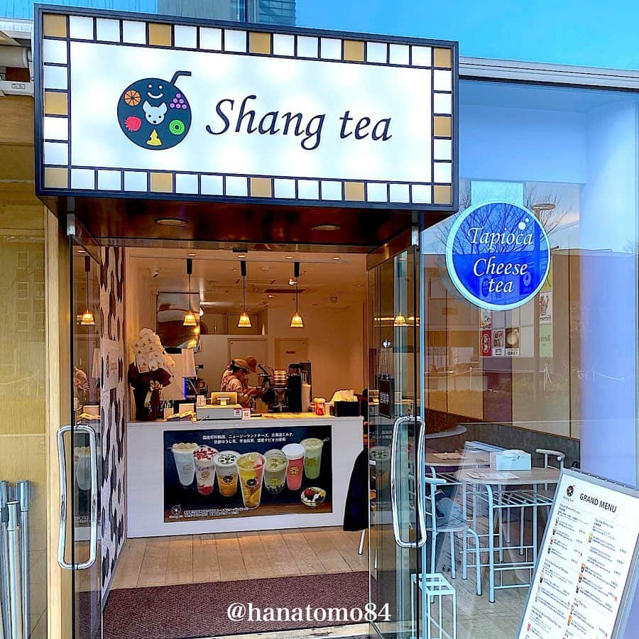 はなともさんのインスタグラム写真 - (はなともInstagram)「. . . ‪タピオカとチーズティーを楽しめる『shang tea』が 2020年1月6日(月)、東京・表参道にオープン！ . オススメは旬のイチゴとクリームチーズなどを合わせた 「イチゴチーズミルク」(680円) . 底には濃厚なイチゴソース 中央にはコクのある北海道ミルクと  程よい酸味のニュージーランドクリームチーズ トップにはカットした国産イチゴが たっぷりと盛り付けられています。 . イチゴの甘酸っぱい味わいとミルクのコク さらにクリームチーズの程よい酸味が 絶妙なハーモニーを奏でます。 . 他にもぜひ食べていただきたいのが 「クリームチーズタピオカ白玉あんみつ」 (白玉＆タピオカ増量950円) . 白玉とタピオカにあんことフルーツが合体！ . 酸味のあるクリームチーズが全体を包み まろやかな味わいを醸し出しています。 . タピ好きな方はぜひ食べてみて！ . ————————————————— . 店名 : 『 shang tea 』 住所 : 東京都渋谷区神宮前5-52-5-103 営業時間 : 11:00～21:30 ‪電話番号 : ‬03-6427-4726 ‪定休日 : 不明 席数 : 約10席 . 東京メトロ銀座線 B2番出口から徒歩数分 (青山学院大学の道路を越えた目の前) . ————————————————— . #PR #スイーツ部 #カフェスタグラム#東京カフェ #東京スイーツ #カフェ巡り #表参道カフェ #原宿カフェ #渋谷カフェ #チーズティー #あんみつ #チーズティー専門店 #イチゴジュース #イチゴスイーツ #表参道タピオカ #タピオカマニア #タピレポ #はなとも表参道」2月1日 19時24分 - hanatomo84