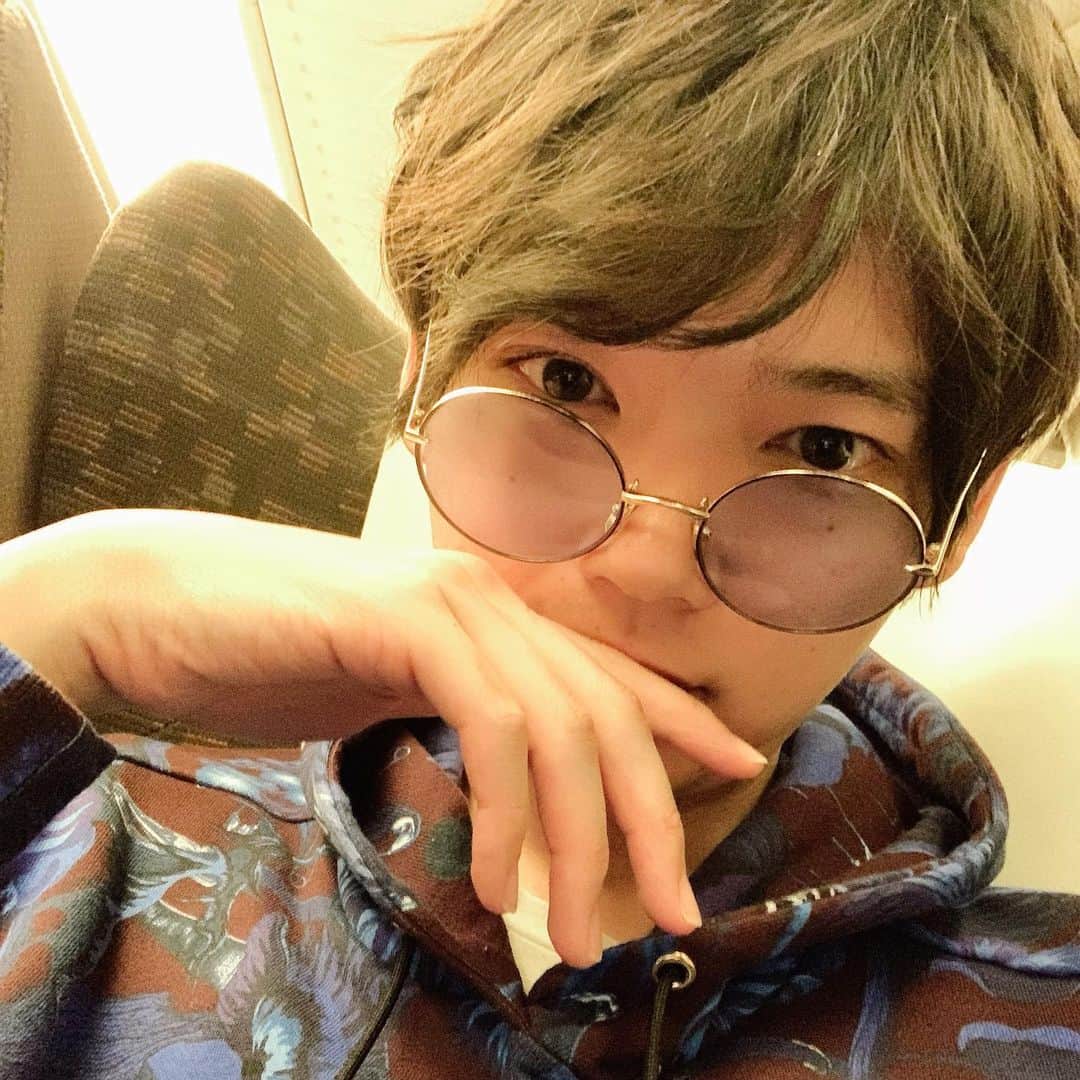 古川雄輝のインスタグラム：「大阪から帰宅  本日、深夜0時58分〜放送  #LINEの答えあわせ #らいこた #Tver #配信 #yukifurukawa #古川雄輝 #サングラス #ファンコーデ」