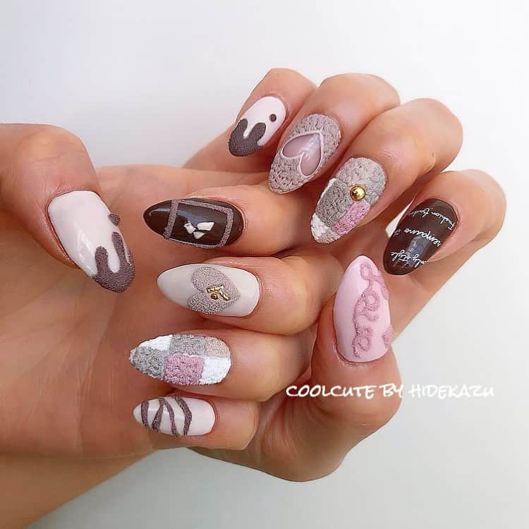 のインスタグラム：「ボアチョコ☆ ・ バレンタインリクエストによりボアチョコネイル💅🏼 ・ ・ ・ ボアアート完全攻略セミナー受付中！ 増席やキャンセルにより空き会場ございます🤗 ・ ◇ビューティガレージ開催 2月5日(水)東京  2月13日(木)大阪  2月18日(火)福岡 @bgacademy.jp ・ ・ お申込はネット検索「BGアカデミー」よりよろしくお願い致します🤗 ・ ・ ・ ◇ボアパウダー販売店 @raygel.nail_official  @jein_apre ・ ・ ◇レッスン動画 @miroom_nail ・ ・ ・ ・ ネイル、レッスンのご予約お問い合わせはこちらから⬇️ プライベートサロンCoolCute 中目黒駅徒歩２分  ご予約はLINEより LINE 🆔→「@ghu9662h」 ※＠マークをつけたままご検索ください。  もしくはプロフィールの「メール」よりお問い合わせください。  新店舗につき、ご新規様大歓迎。 お気軽にお問い合わせくださいませ。 ・ ・ ・ #ファッション#おしゃれ#かっこかわいい#coolcute#hidekazu#ネイル#ネイルアート#ネイルデザイン#ジェルネイル#ジェルアート#チョコネイル#バレンタインネイル#大人ネイル#バレンタイン#フェミニン#ガーリー#冬ネイル#ボア#チョコ#nail#nails#nailart#nailartist#gelnail#naildesign#Valentinenail#Valentinenails#Valentine#fashion#nailstagram」