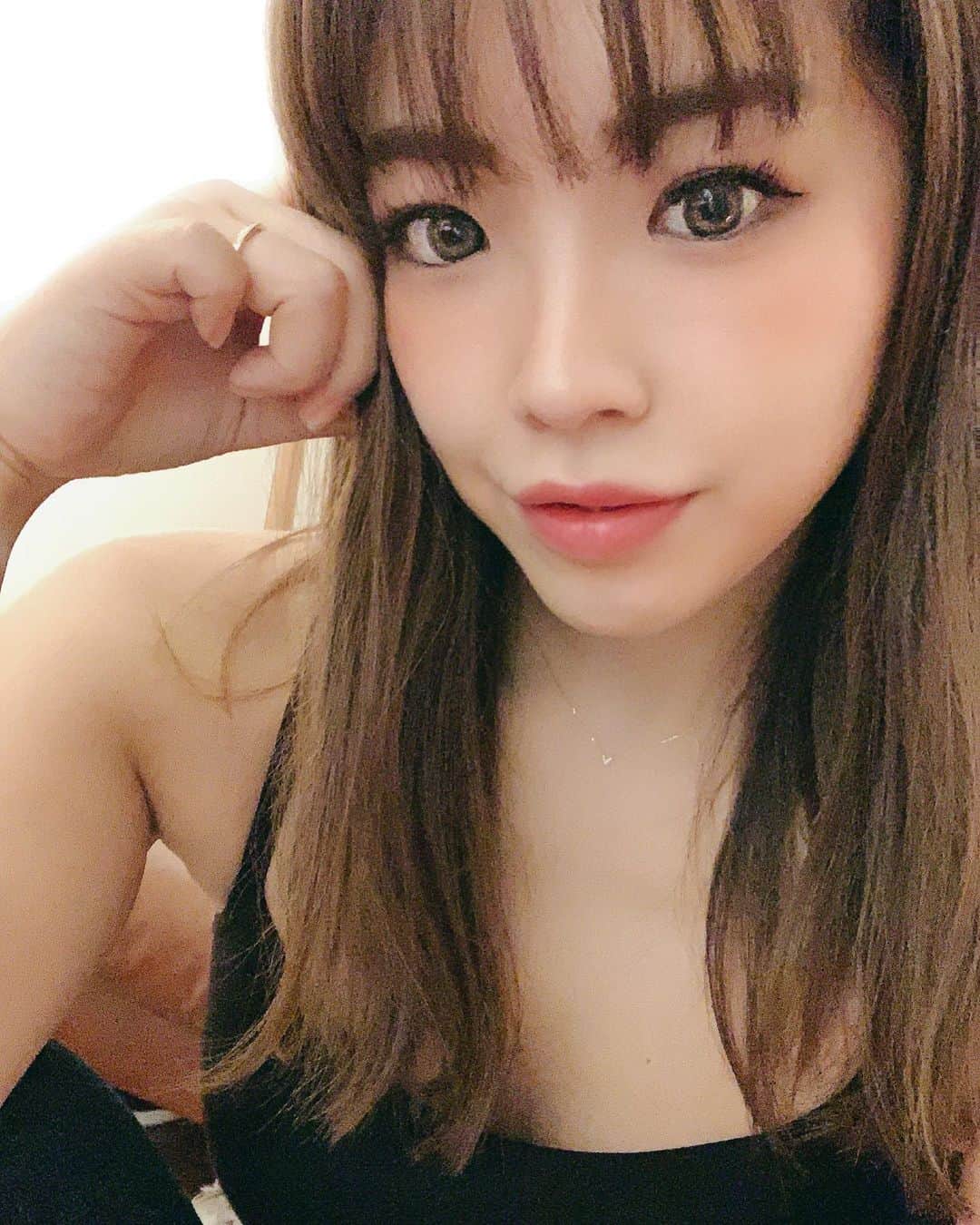 Linaのインスタグラム：「@elena__clinic さんでずっとやりたかったハイドラピーリングとソノクイーンを受けに🤍. .  ピーリングは毛穴汚れや角質角栓や余分な皮脂を除去してくれて直後からぷるっぷるのツルツル✨ 化粧のりが全然違った😳‼︎ .  医療ハイフは初めてだったけど痛みないしフェイスラインくっきりで感動💁🏻‍♀️ ダウンタイムもないし凄くよかったよ🤍. . . #エレナクリニック #ハイドラピーリング　 #ソノクイーン #美肌 #医療ハイフ #ハイフ #リフトアップ #最新美容 #美容クリニック #美容皮膚科 #歌舞伎町 #毛穴毛穴 #角質除去 ＃角栓除去 #黒ずみケア #美肌 #ツヤ肌 #新宿」