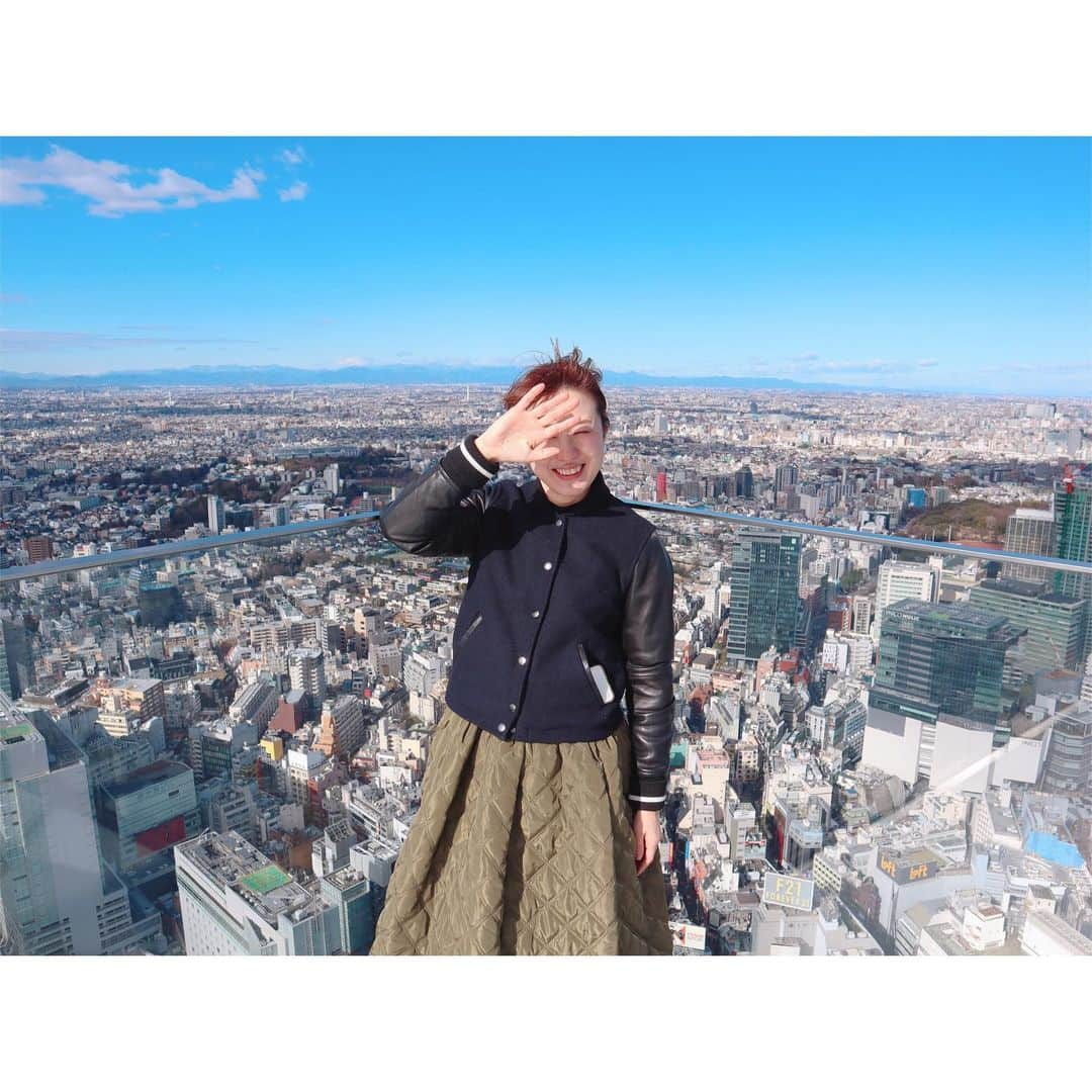 megumi matsuoさんのインスタグラム写真 - (megumi matsuoInstagram)「★★★ 渋スクの展望台 コズエがいっぱい撮ってくれた♥︎ ⁑ ショート丈のブルゾンは7年くらい前に キッテのどっかのお店で買ったやつw 革ジャンが似合わない私は 袖だけ革なのがちょうどいい件  #渋谷スクランブルスクエア展望台 #展望台#晴天#強風 #朝活#渋谷#松潤コーデ#ブルゾン #異素材#異素材大好き#キルティングバルーンスカート#ママ#ママライフ#ママカメラ#アラフォー#アラフォーママ#3児ママ#笑うとエロ目」2月1日 19時40分 - sara_mira_