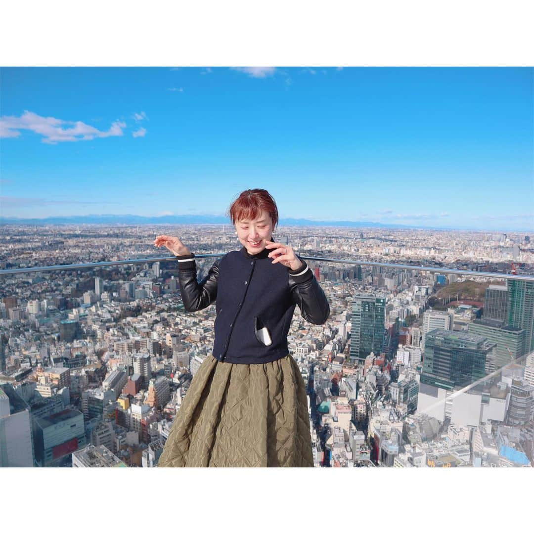 megumi matsuoさんのインスタグラム写真 - (megumi matsuoInstagram)「★★★ 渋スクの展望台 コズエがいっぱい撮ってくれた♥︎ ⁑ ショート丈のブルゾンは7年くらい前に キッテのどっかのお店で買ったやつw 革ジャンが似合わない私は 袖だけ革なのがちょうどいい件  #渋谷スクランブルスクエア展望台 #展望台#晴天#強風 #朝活#渋谷#松潤コーデ#ブルゾン #異素材#異素材大好き#キルティングバルーンスカート#ママ#ママライフ#ママカメラ#アラフォー#アラフォーママ#3児ママ#笑うとエロ目」2月1日 19時40分 - sara_mira_