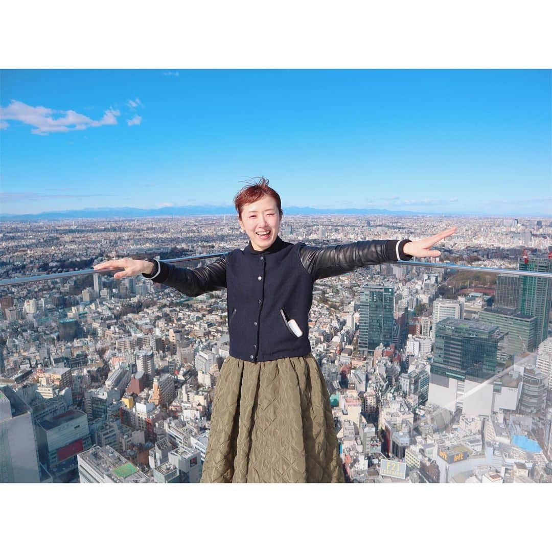 megumi matsuoさんのインスタグラム写真 - (megumi matsuoInstagram)「★★★ 渋スクの展望台 コズエがいっぱい撮ってくれた♥︎ ⁑ ショート丈のブルゾンは7年くらい前に キッテのどっかのお店で買ったやつw 革ジャンが似合わない私は 袖だけ革なのがちょうどいい件  #渋谷スクランブルスクエア展望台 #展望台#晴天#強風 #朝活#渋谷#松潤コーデ#ブルゾン #異素材#異素材大好き#キルティングバルーンスカート#ママ#ママライフ#ママカメラ#アラフォー#アラフォーママ#3児ママ#笑うとエロ目」2月1日 19時40分 - sara_mira_