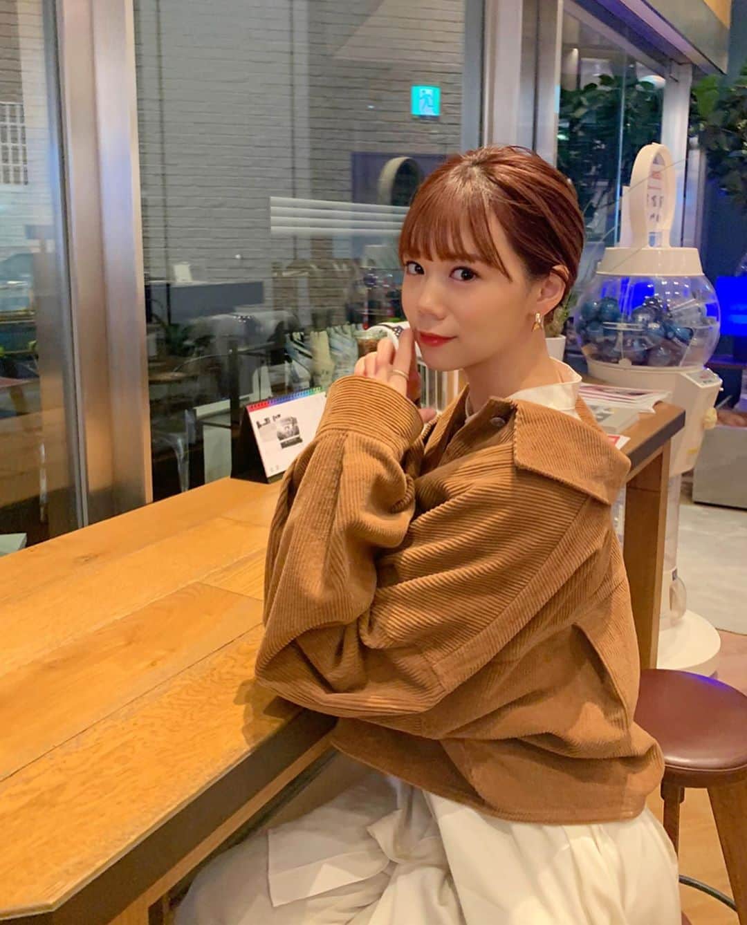千田麻実のインスタグラム：「⠀ 最近この髪型が簡単ですき✌︎ 後ろで団子にするだけらくちん〜🍡 ⠀ 舞台の写真色々アップしようと思ってたのにぃ〜⠀ いつか更新します☺︎ 多分、、」