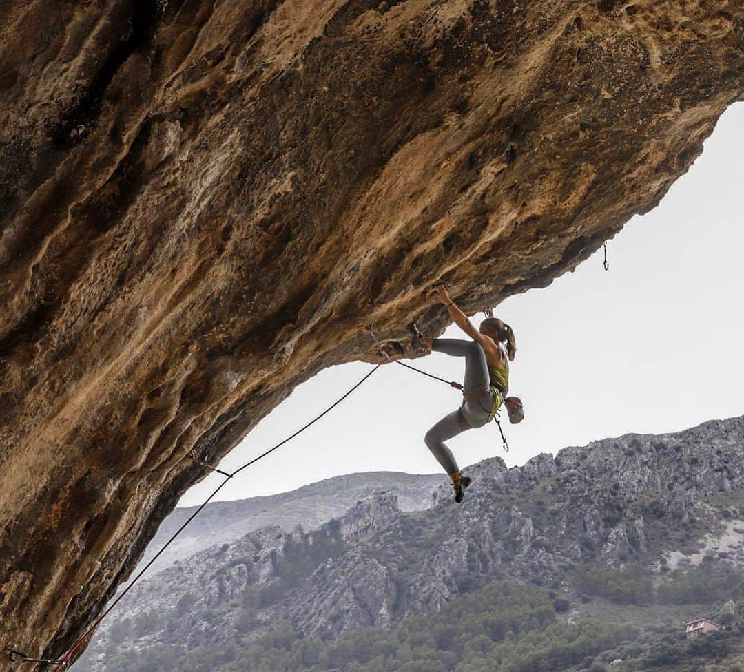 ヘイゼル・フィンドレーさんのインスタグラム写真 - (ヘイゼル・フィンドレーInstagram)「Trying the most power endurance 8a+ at Reguchillo in an effort to work the weaknesses. Last summer I trained a lot inside. This year I’m going back to the default: training outside. I doubt I’ll climb as hard but it definitely is more fun. Photos: @angus.kille @blackdiamond @seatosummitgear @lasportivagram」2月1日 19時41分 - hazel_findlay