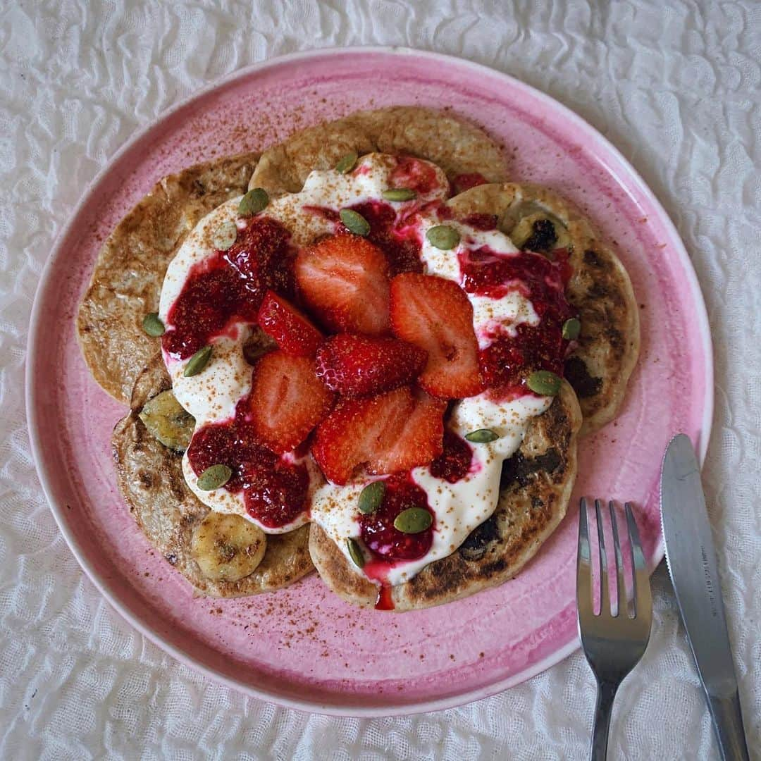 LINA（吉村リナ）さんのインスタグラム写真 - (LINA（吉村リナ）Instagram)「Vegan GF Tofu Banana Pancakes 🥞💖🍴 ⠀⠀ 皆さまのアンケート結果から、 アメブロに詳しい作り方をのせましたっ💖🕊 It’s so easy and yummyyyy!! ⠀⠀ IBDやIBSの症状がある方は、 ほんの少しでも調子がいいときは安心して、楽しく美味しくパンケーキを食べられますように🙏胃腸にもLOVEを＋しよう🕊 ⠀⠀ #アメブロ #linahappy3」2月1日 19時43分 - lina3336