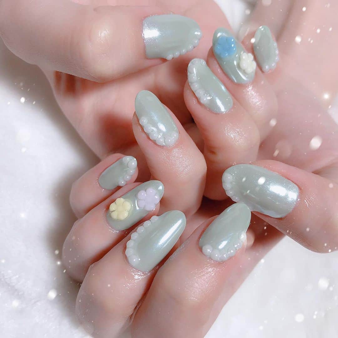 なかやまちえこさんのインスタグラム写真 - (なかやまちえこInstagram)「ダスティなミントグリーンとパール✨ #nail #nails #nailart #ネイル #美甲 #ネイルアート  #clou #nagel #ongle #ongles #unghia #japanesenailart #manucure #네일 #젤네일 #네일아트 #네일리스트 #japanesenails #manicurist #gelnails #أظافر #ダスティネイル #ダスティカラー #春ネイル #springnails #フラワーネイル #flowernails #古関れん ちゃん」2月1日 19時43分 - chiekonakayama