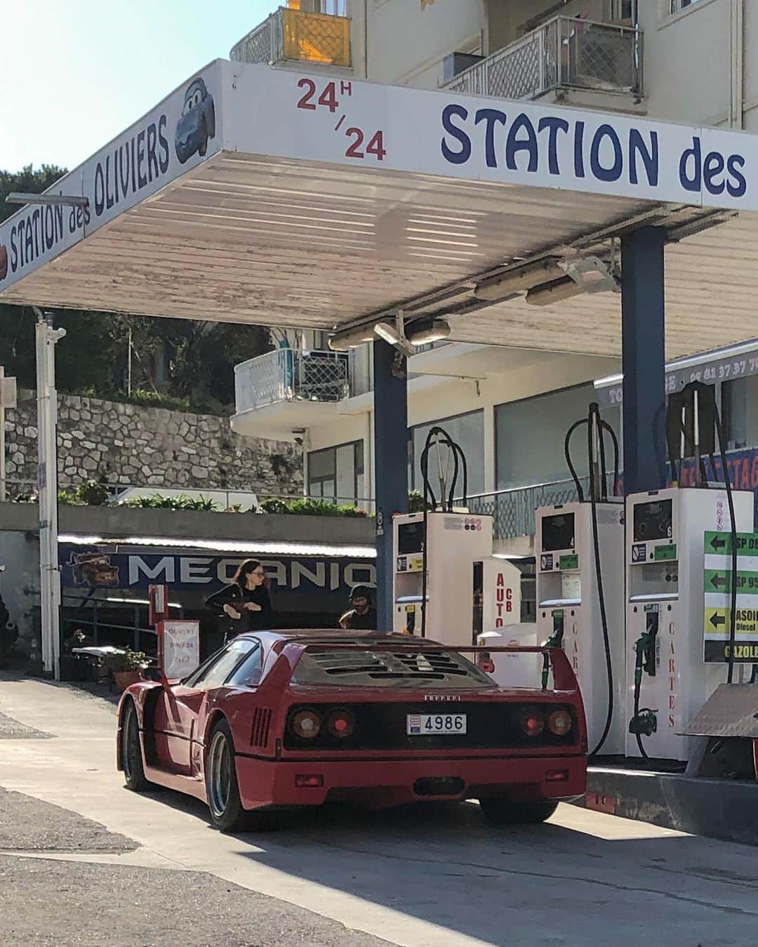 ジェームズ・ロシターのインスタグラム：「Whats your dream car?  #Ferrari #F40 🔥」