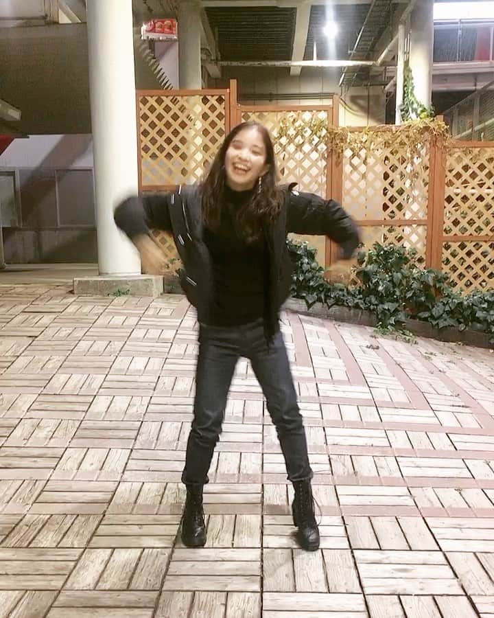 のインスタグラム：「自分の体型が個人的にすごく コンプレックスだから 今までジーンズとか履かなかったんですが 可愛いジーンズをゲットしたので 私なりに試行錯誤して コンプレックスをなるべく克服したいなと👖  でもほんと、A.P.Cのこのジーンズ お気に入り🥳」