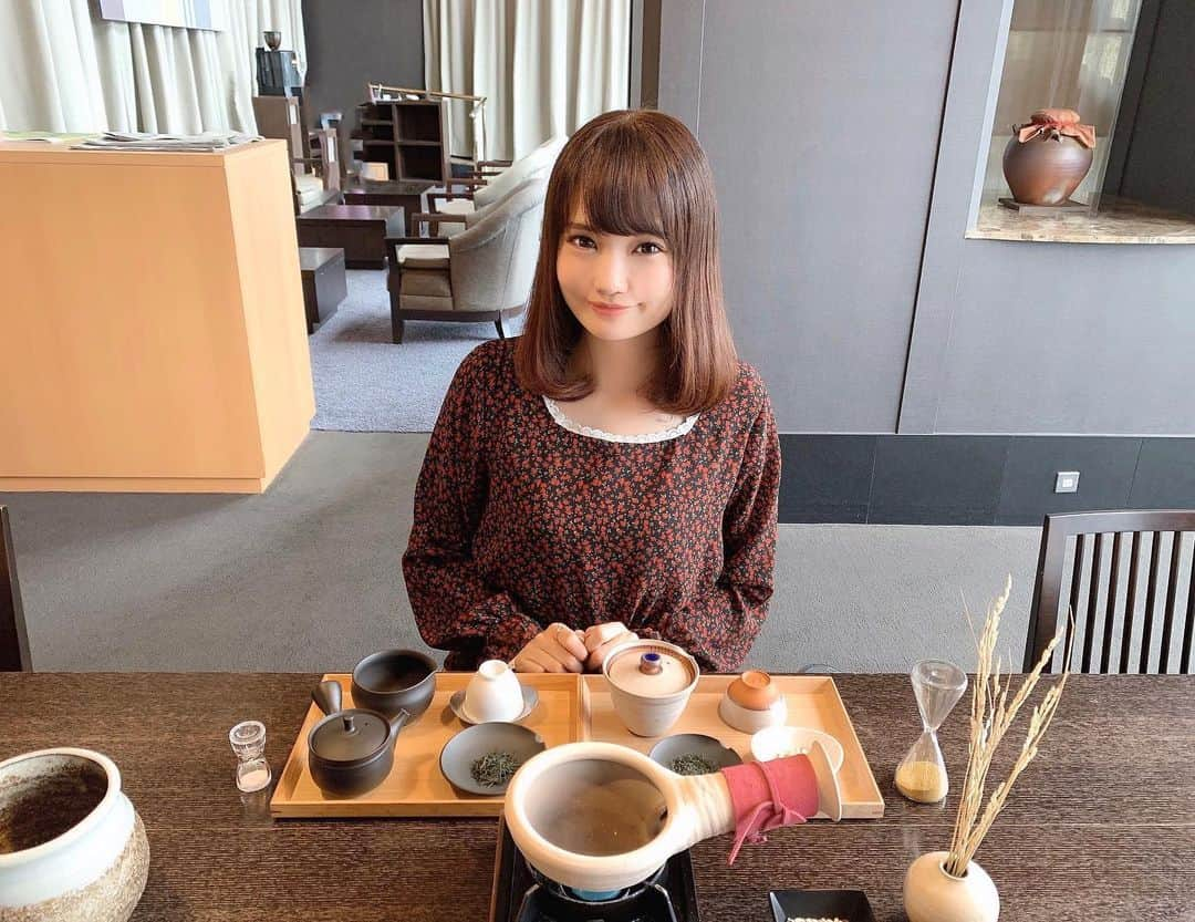 浅井麻里さんのインスタグラム写真 - (浅井麻里Instagram)「🍵🍵﻿ ﻿ 2個前の投稿で、﻿ 『旅色 HOTEL STYLE BOOK』の﻿ モデルを務めてるお知らせしたんだけど、﻿ ﻿ その撮影で宿泊させていただいた﻿ 星野リゾート「界 遠州」での滞在記を、﻿ 旅記事にまとめました❤️_φ(･_･﻿ ﻿ 同じく「旅色」Webサイトで公開中🎵 ﻿ ﻿ モデルとしてのWebマガジンページとは﻿ また違う目線での界 遠州を綴ったので、﻿ 豪華で感動的な美味しさの絶品料理﻿ (ここに載せた以外も記事に入れてます！)や、﻿ 界 遠州が提唱してる〝入浴お茶三煎〟﻿ 〝ご当地楽〟などなど🍵﻿ わたしが撮った盛りだくさんの写真と一緒に﻿ 至福の時を執筆しました！✨✏️﻿ ﻿ 心を込めていーっぱい書いたから、﻿ ぜひ読んでね💕😊﻿ (ストーリーやハイライトからとべます📝)﻿ ﻿ ﻿ #旅色#界#界遠州#星野リゾート#温泉旅館#旅行雑誌#旅雑誌#モデル#星野リゾート界#温泉旅行#タビノタネ#東京女子部#trip#travel#hotel」2月1日 20時11分 - mari_asai_625