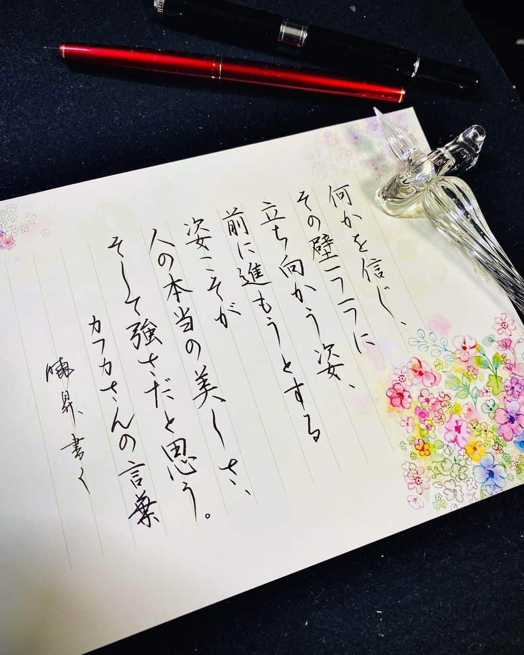 鈴木暁昇のインスタグラム：「* カフカさんの言葉の一節 * 自分は自分、自分が出来ること、自分にしか出来ないことを信じて物事に立ち向かう。それが強さになる。 * 勇気付けられる言葉。 * I believe that the true beauty and strength of a person is that they believe in something, look at each and every wall, and move forward. *** *** *** *** *** *** 一緒に書道を楽しみませんか。 ◆鈴木曉昇通信基礎講座、リアル講座等、新規受講生募集中✨ * 詳しい内容はホームページに記載しております。申し込みはメッセージかホームページ問い合わせより受付致します。 * * 🔎鈴木曉昇 🔎鈴木曉昇 書芸教室 * #書道 #鈴木曉昇 #和 #wabisabi #calligraphy #筆文字 #artistic #硬筆 #ペン字 #beautiful #chinesecalligraphy #japanesecalligraphy #墨 #sumi #書法 #japan #手書き #美文字 #手書きツイート #オリンピック #Olympic #japaneseculture #日本 #chineseculture #書道パフォーマンス」