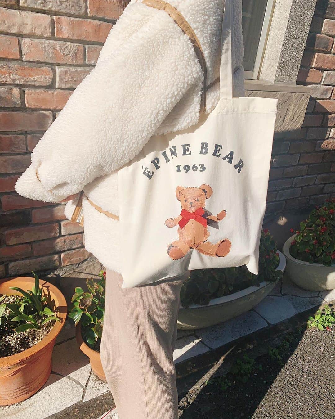 SHIHORINのインスタグラム：「♡﻿ ﻿ ﻿ 𝐄̀ 𝐏𝐈𝐍𝐄 𝐁𝐄𝐀𝐑🧸♡﻿ ﻿ くまさん集めがち🥺💓かわいい〜💓﻿ ﻿ ﻿ #epine #bear #fashion #code #outfit #snidel #converse #instagood #ファッション #コーデ #エピヌ #テディベア #トート #ベージュコーデ #ボアブルゾン #ボアジャケット #くま #🧸﻿」