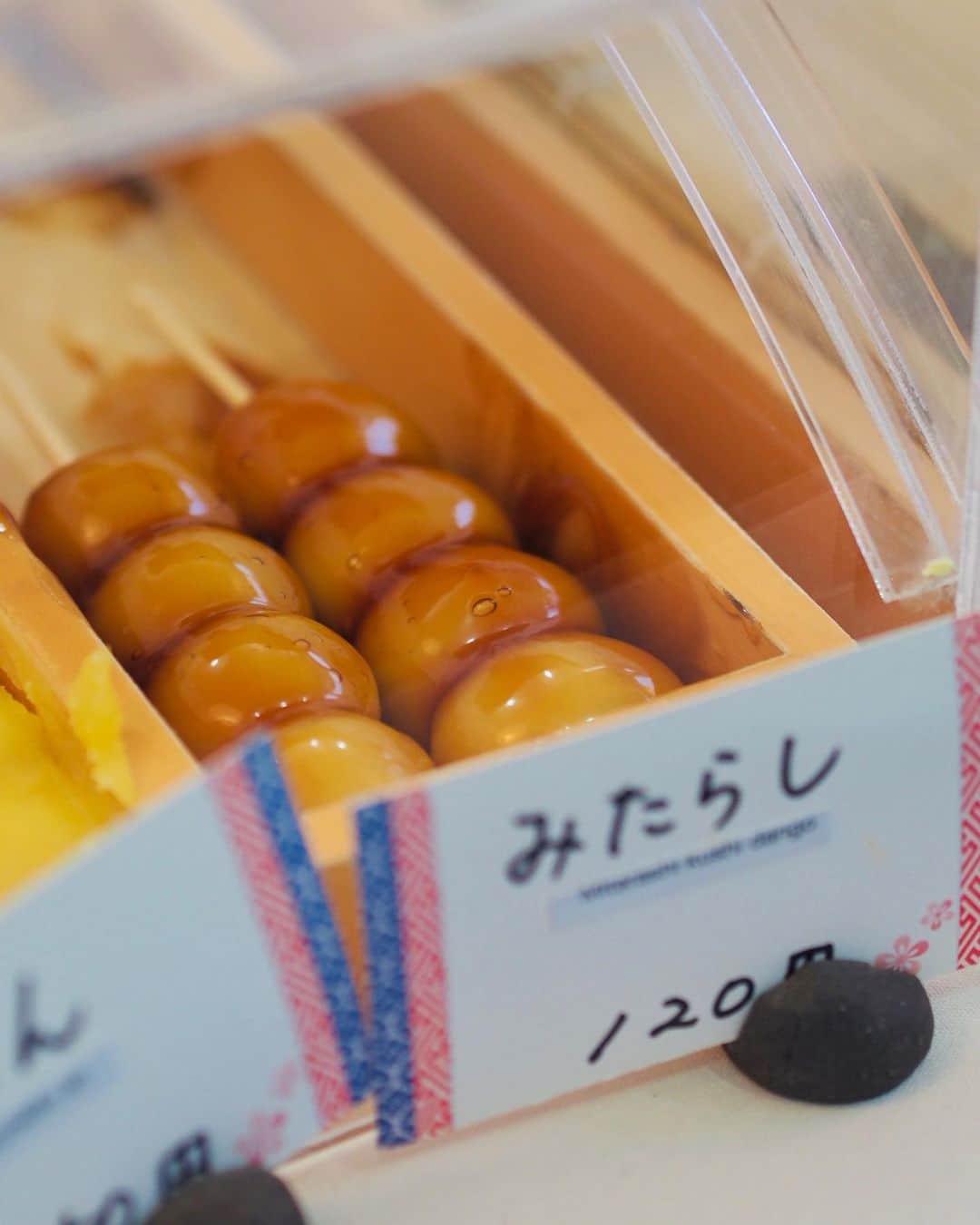 AO のインスタグラム：「鎌倉の大仏出たところにあるお団子屋さん 「竹や」 おいしかった〜🍡 みたらしあるとついね、、 #鎌倉#団子#団子#和菓子」