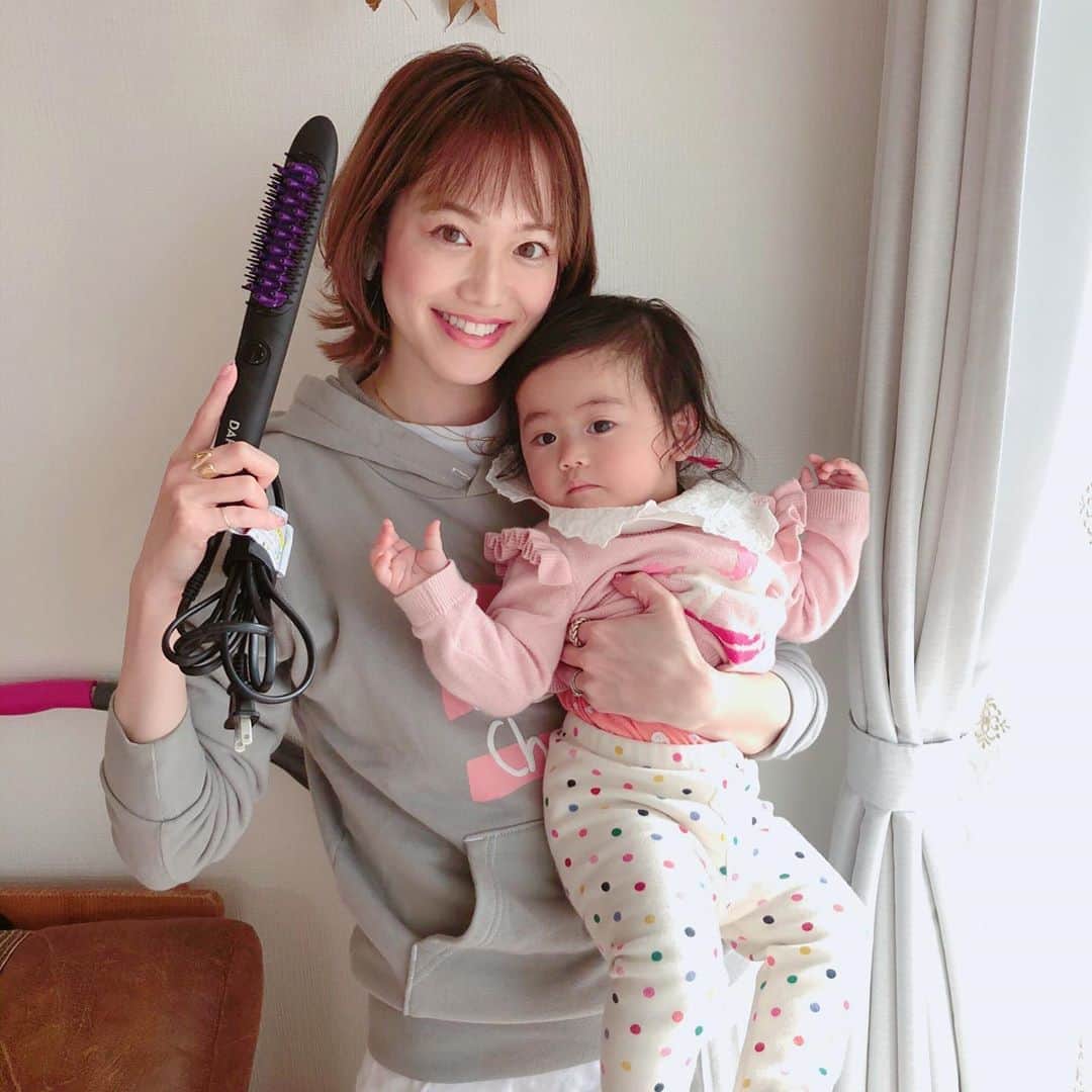 のインスタグラム：「髪の毛短くしてからのヘアセットは、　@yaman.official のダフニミューズでヘアセットしてる♡ . DMでちょくちょくヘアセットの動画見たいて言うてもろてたので、ついでに動画も載せてます☺️ やっっっと撮れたww ぎこちないけど😅 レイヤーカットやから、髪の毛を上と下に分けてからセットしてる❣️ . これもよく聞かれるけど、 使ってるスタイリング剤は @oggiotto のバームにヘアオイル(今切らしてるけど普段ならN.)垂らして、それを全体につけて仕上げてる♡ 前髪は何もつけません❗️ . よくセットありきの髪型ばっかりしちゃうから忙しくても頑張ってる☺️適当やけど☺️ でも今ベリショしたすぎて悩んでるねんよな😅w  以上です。(←！？) . https://beautyitems.jp/ #ヤーマン #ダフニミューズ #美容室 #PR#簡単ヘアメイク」