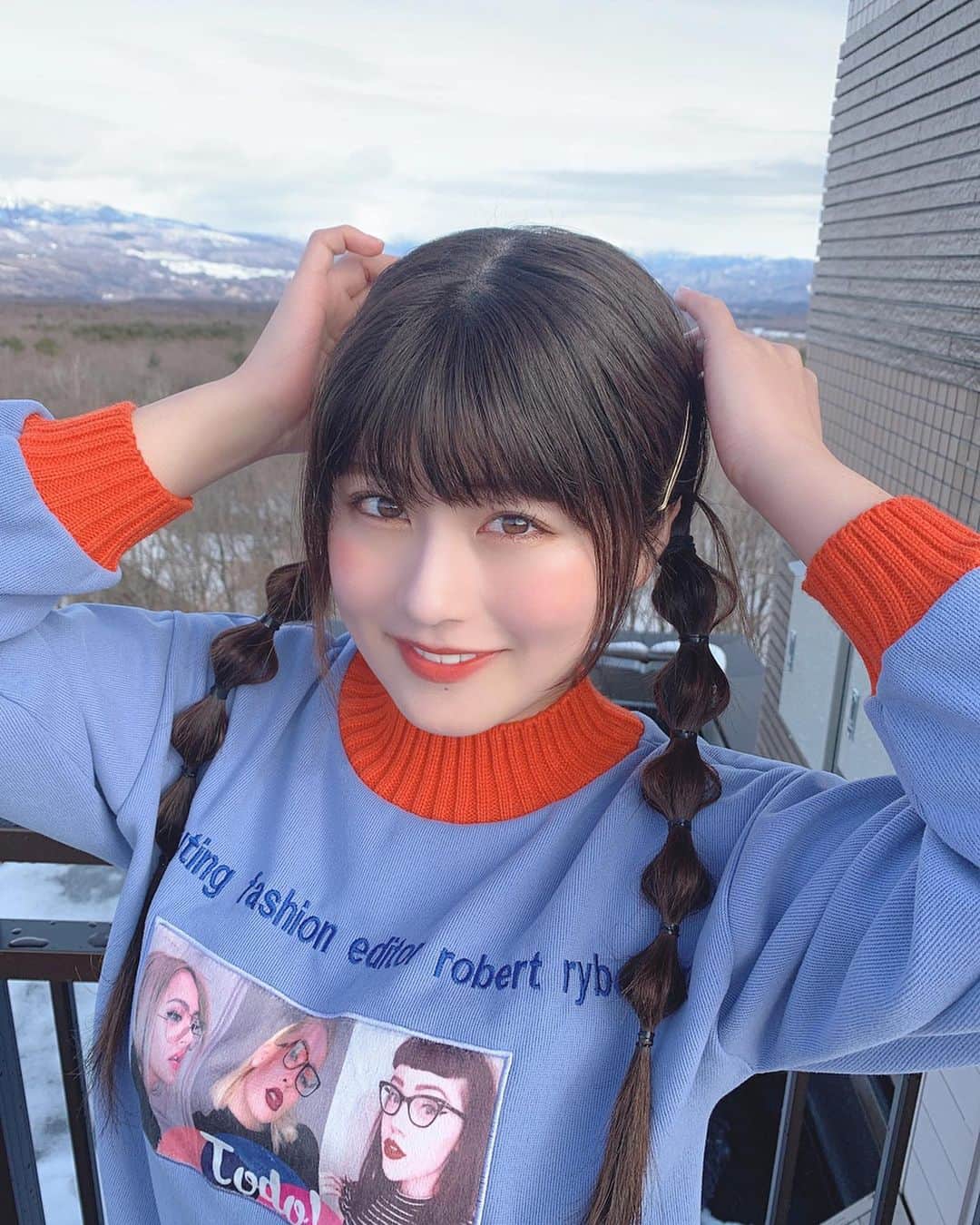 ちとせよしのさんのインスタグラム写真 - (ちとせよしのInstagram)「標高1130ｍ！👀✨ 朝焼けが眩しくてうるうるしてます笑 髪型はののさんがしてくれました👧🏻 ･ ･ ･ #selfie #trip #karuizawa #hairstyle  #セルフィー #軽井沢 #軽井沢旅行 #軽井沢宿泊 #軽井沢1130」2月1日 20時27分 - chitose_yoshino