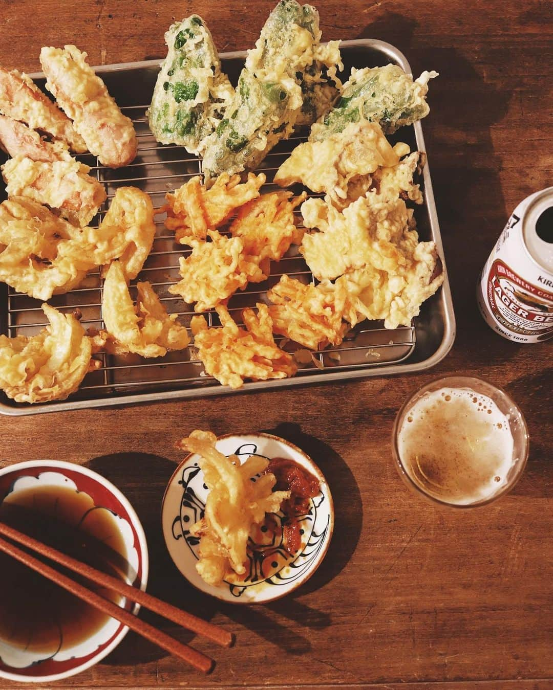 樋口正樹さんのインスタグラム写真 - (樋口正樹Instagram)「Tempura . 今夜は家天ぷら🍺 安上がりネタで、 玉葱、ピーマン、 エリンギ、舞茸、 人参、魚ニソー。 . 天つゆにラプパク ちょい足しもアリ！ 揚げ物なんでも◎。 . . #家天ぷら #野菜天 #天ぷら #天婦羅 #揚げたて最高 #ラブパク #家呑み #立ち飲み #キリンラガー #tempura」2月1日 20時28分 - higuccini