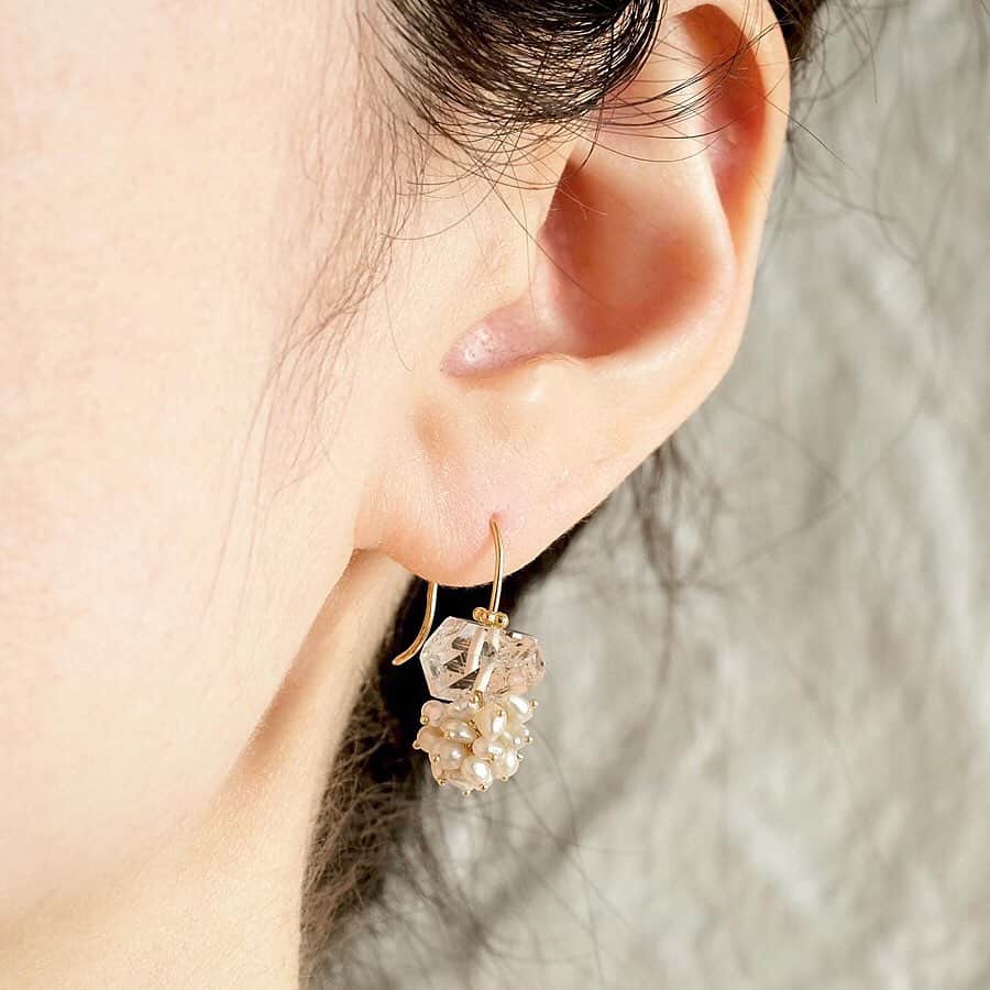 muskaさんのインスタグラム写真 - (muskaInstagram)「🌵dans herkimer diamond quartz earrings💃﻿ 舞踏をイメージしたピアス。ハーキマークオーツの結晶とアコヤパールを組み合わせています。﻿ 結晶の形やインクルージョンの違いが美しいピアスです。﻿ ﻿ These earrings were created to embody an image of dancing.﻿ They are made of a luxurious combination of Herkimer quartz and Akoya pearls.﻿ Shape and inclusion of the crystal are awesome!﻿ ﻿ ﻿ #miskasjewelry #jewelry #jewellery #earrings #design #simplejewelry #herkimerdiamond #ダンス #舞踏 #ハーキマーダイヤモンド」2月1日 20時28分 - muska_jewelry