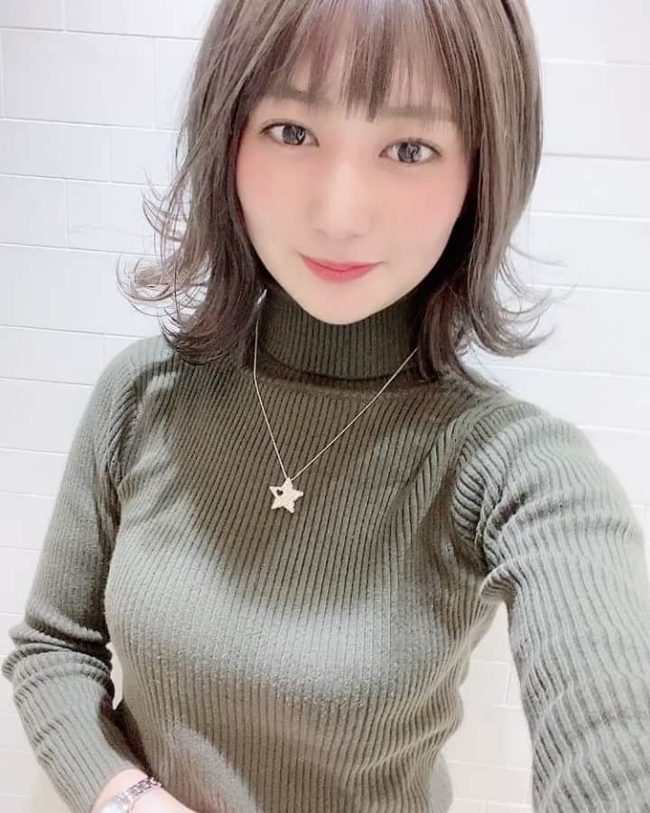 篠原栞那のインスタグラム：「♥ air-GINZAcentralにてヘアメンテナンス💇‍♀️💓 前髪が久しぶりのぱっつん！視界良好！笑  榛葉さんありがとうございます～\( ˆoˆ )/ #new #haircolor #ぱっつんボブ #初動画」