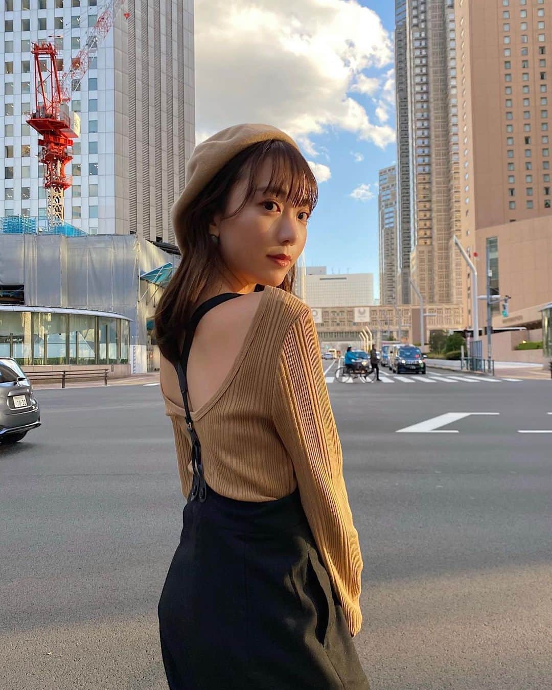 大野真昂のインスタグラム：「☺︎ ・ こんにちは、2月 ・ 東京があったかかった日🌈 これにカーディガン1枚で余裕だった🥴🤍 ・ 大学生2ヶ月間の春休みはじまり〜🥳 ・ #2月 #大学生 #春休み #都庁 #moussy #tokyo #january」